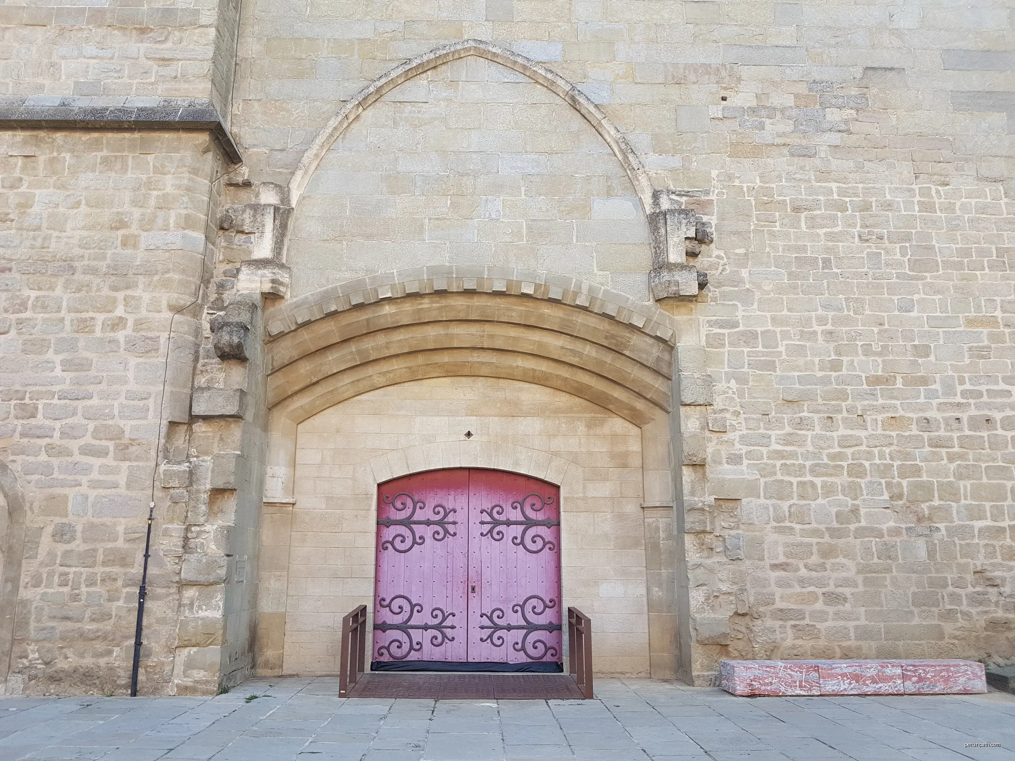Exterior of Cathédrale Saint-Michel de Carcassonne | Autor: John Samuel | Licencja: CC BY-SA 4.0 | Źródło: Wikimedia Commons