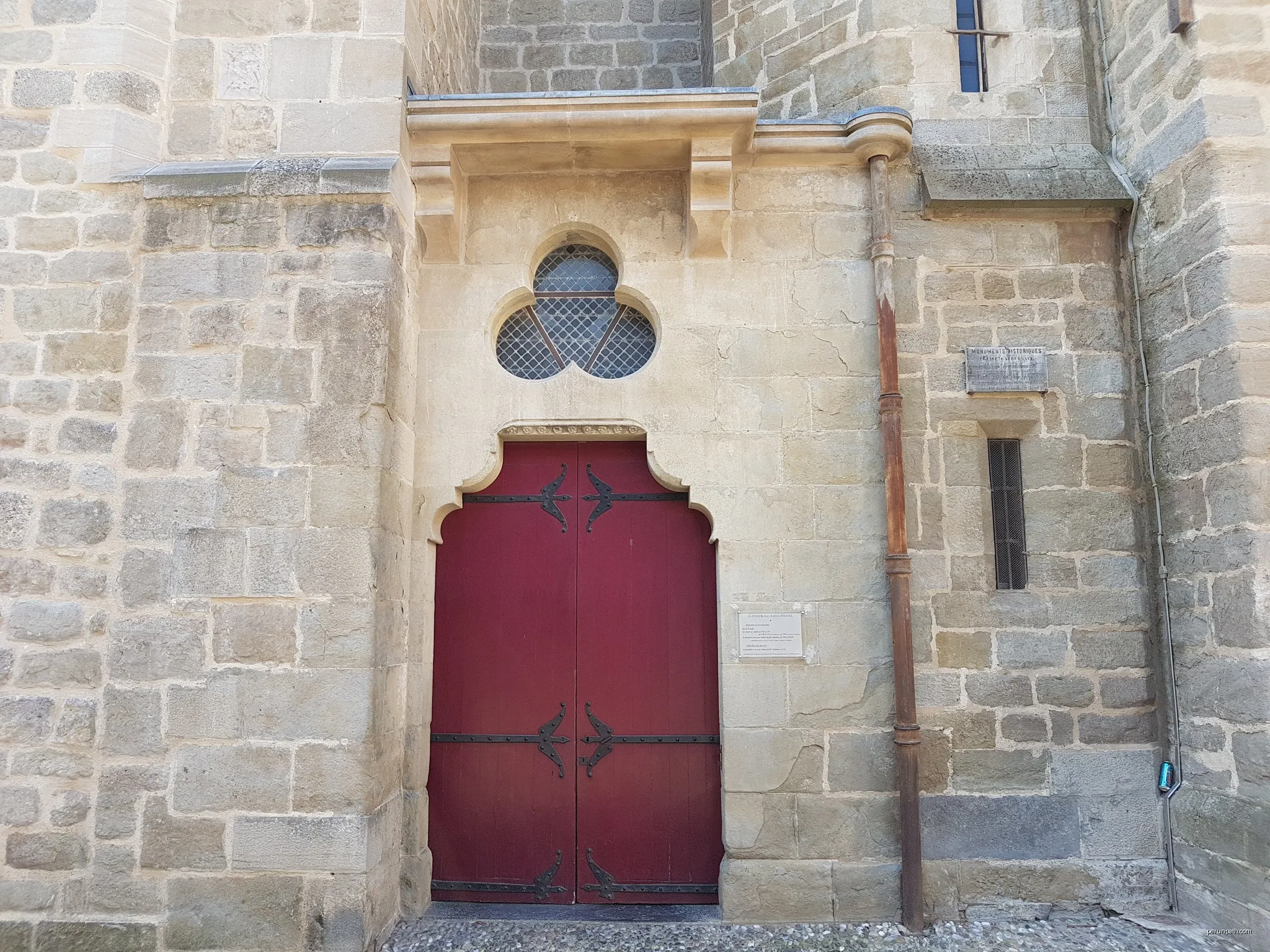 Exterior of Cathédrale Saint-Michel de Carcassonne | Autor: John Samuel | Licencja: CC BY-SA 4.0 | Źródło: Wikimedia Commons
