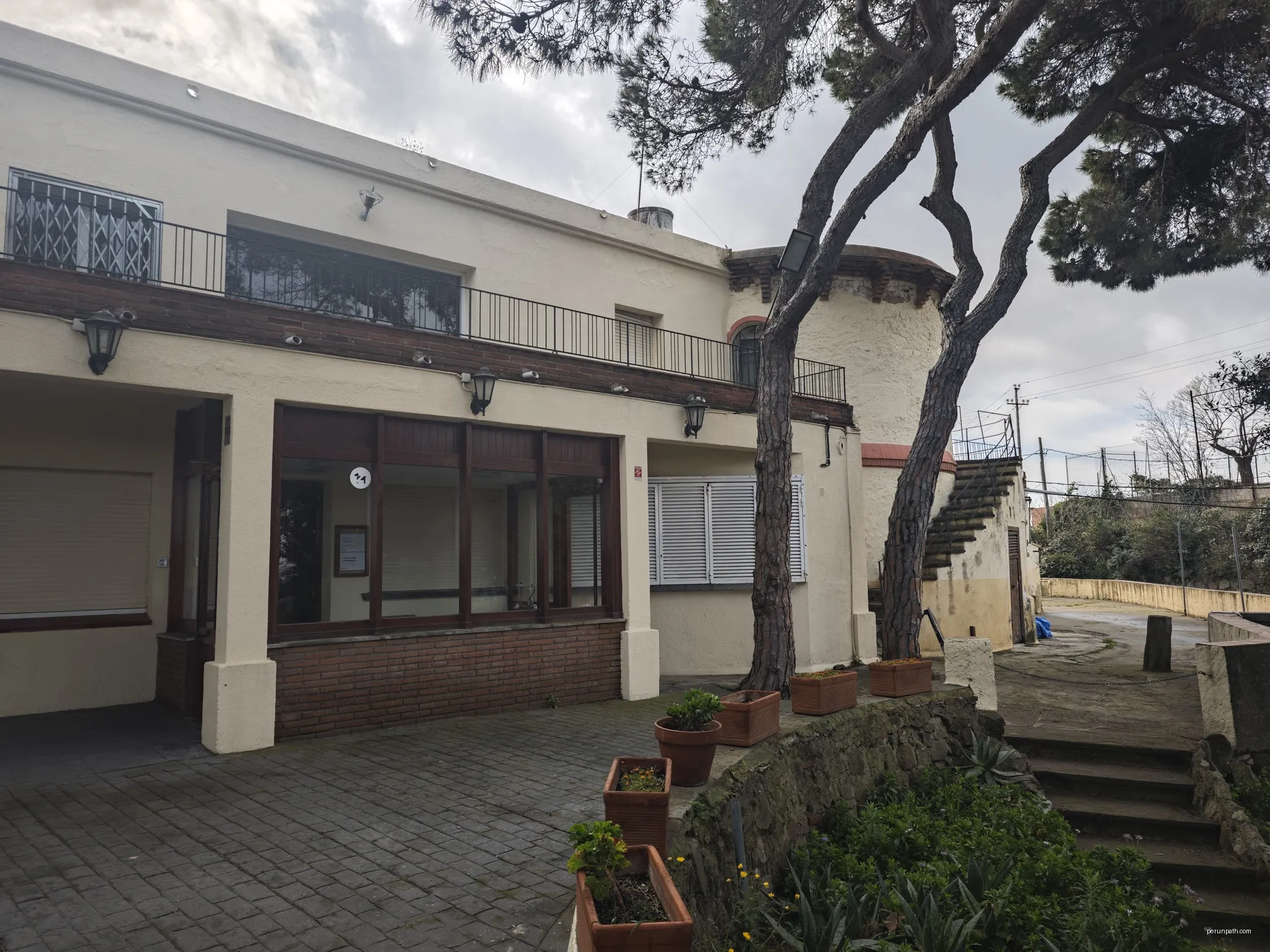 Cau Brunet (Edifici residencial de Sant Fost de Campsentelles) | Autor: Friviere | Licencja: CC BY-SA 4.0 | Źródło: Wikimedia Commons