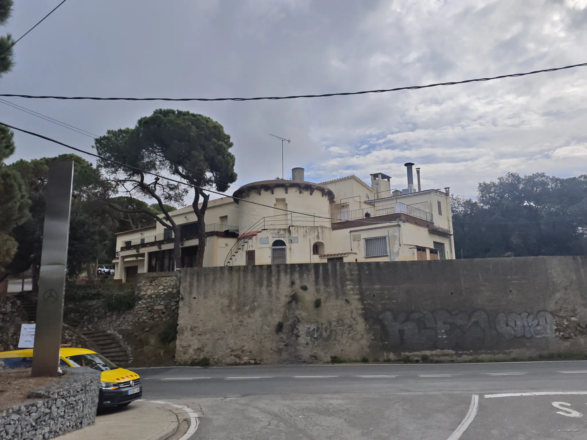 Cau Brunet (Edifici residencial de Sant Fost de Campsentelles) | Autor: Friviere | Licencja: CC BY-SA 4.0 | Źródło: Wikimedia Commons