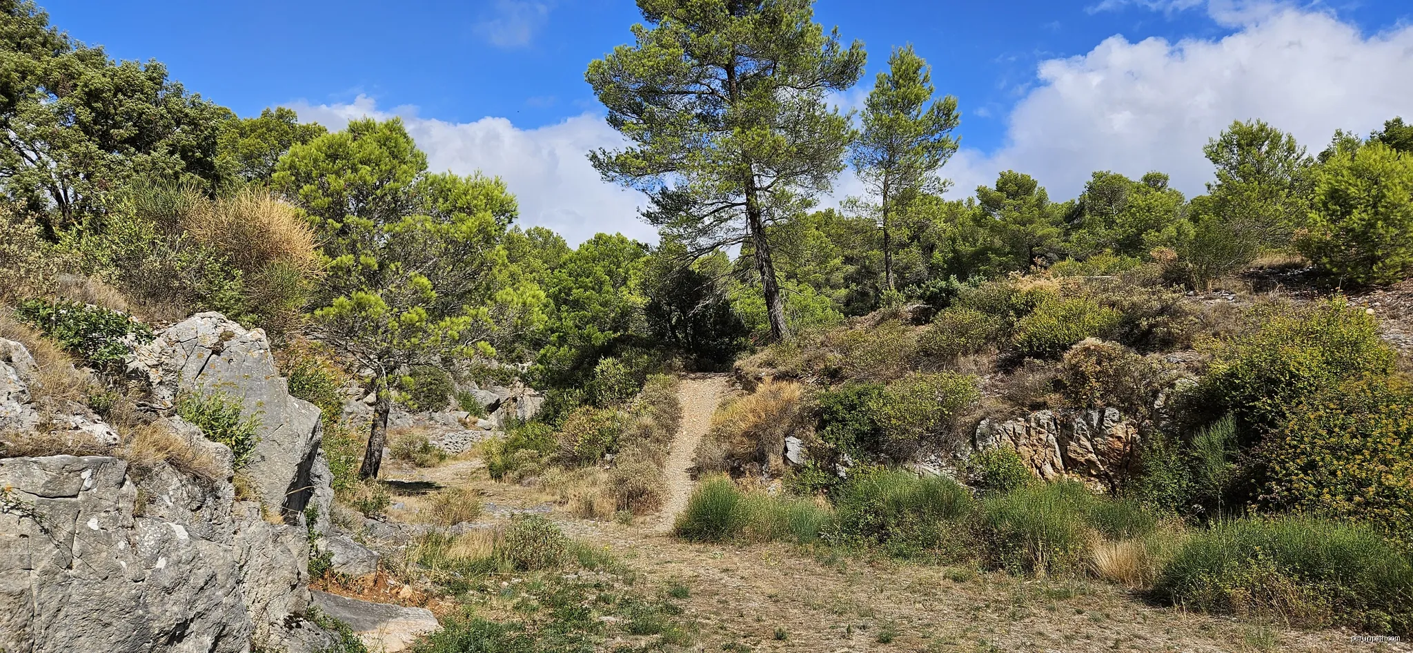 Caunes-Minervois, Aude. La « Grande carrière de gris » | Autor: GilPe | Licencja: CC BY-SA 4.0 | Źródło: Wikimedia Commons