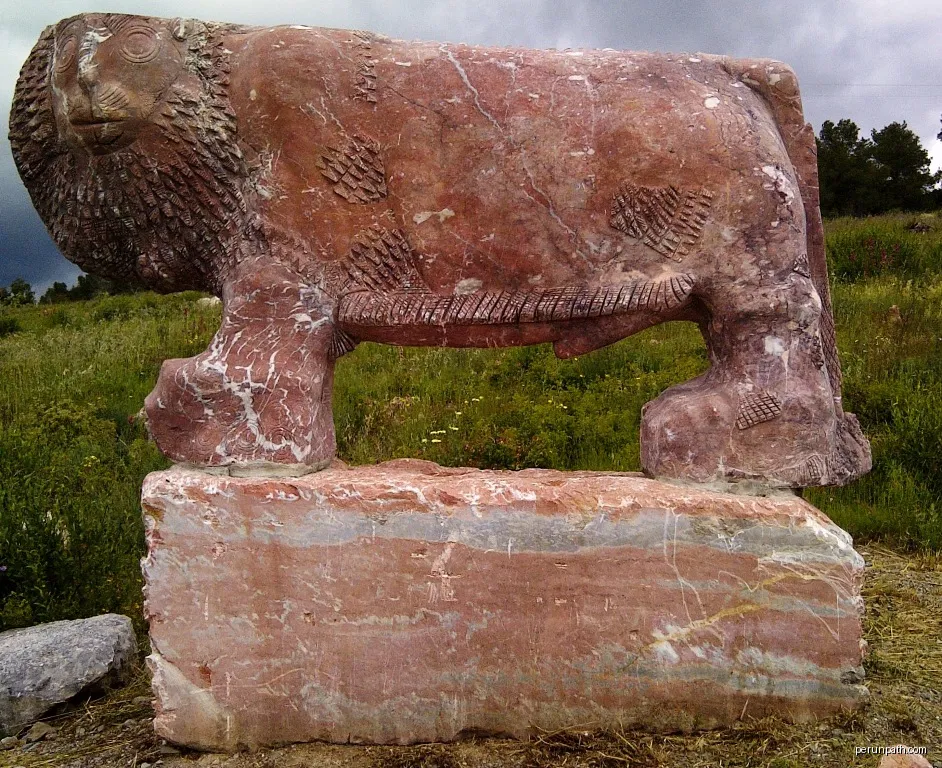 sculpture monumentale en marbre incarnat de Caunes-Minervois
Artiste: Djémal Djoti Bjalava

Année: | Autor: GilPe | Licencja: CC BY-SA 4.0 | Źródło: Wikimedia Commons