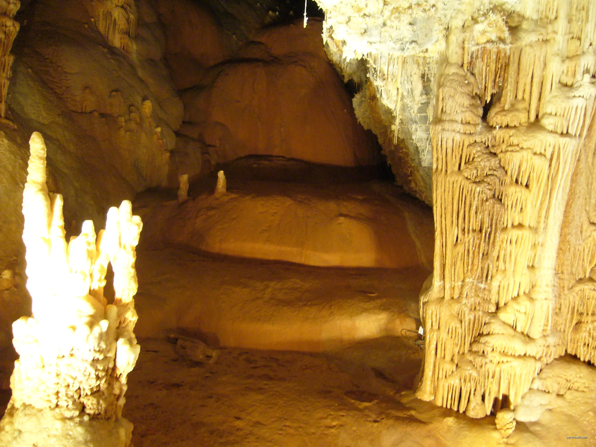 Cave at Cabrespine | Autor: Caitriana Nicholson from 北京 ~ Beijing, 中国 ~ China | Licencja: CC BY-SA 2.0 | Źródło: Wikimedia Commons