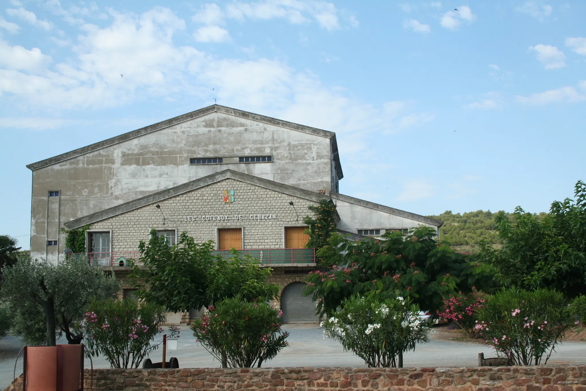 Cébazan (Hérault) - coopérative viticole | Autor: Fagairolles 34 | Licencja: CC BY-SA 4.0 | Źródło: Wikimedia Commons