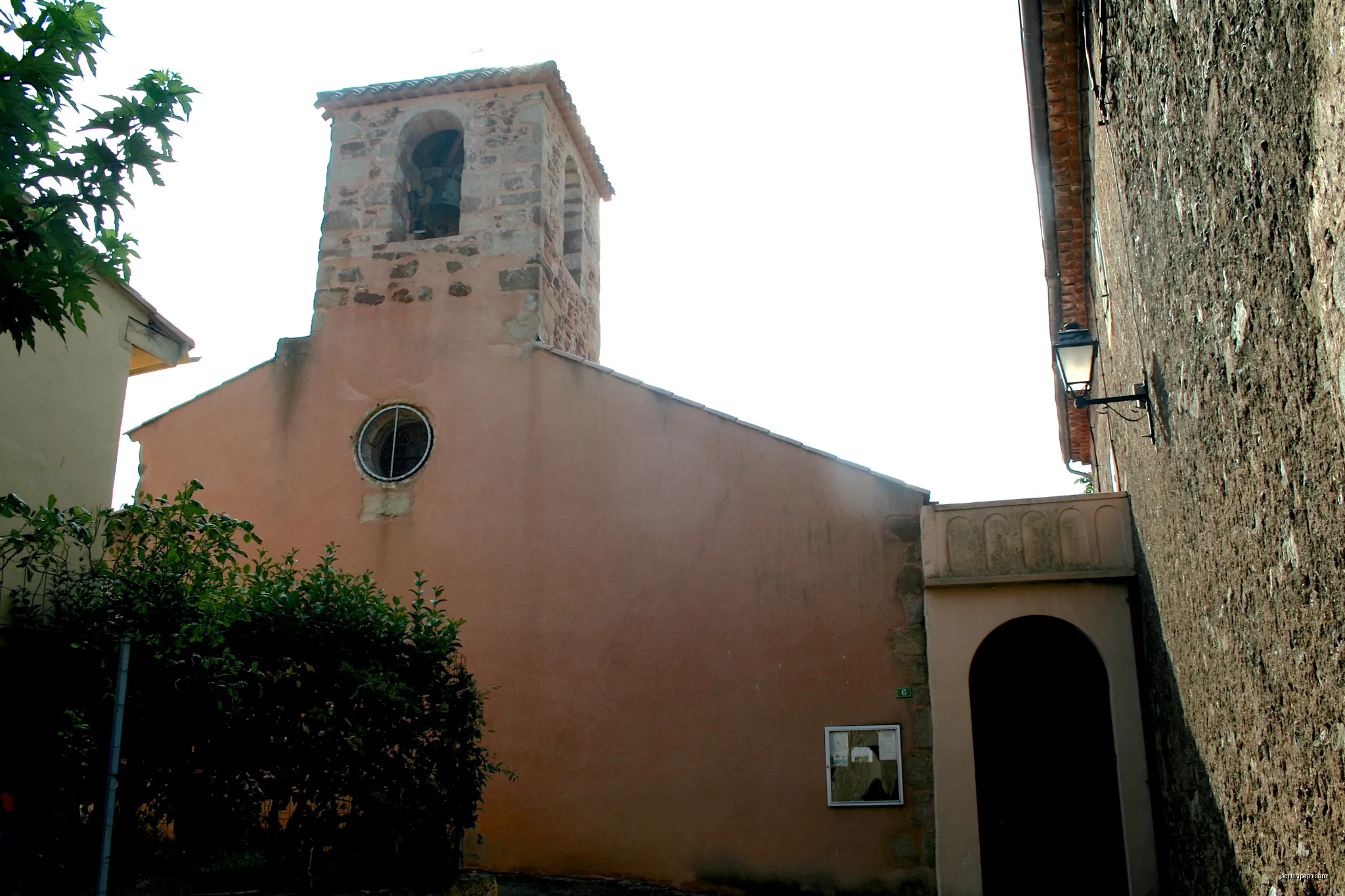 Cébazan (Hérault) - façade de l'église Saint-Martin | Autor: Fagairolles 34 | Licencja: CC BY-SA 4.0 | Źródło: Wikimedia Commons