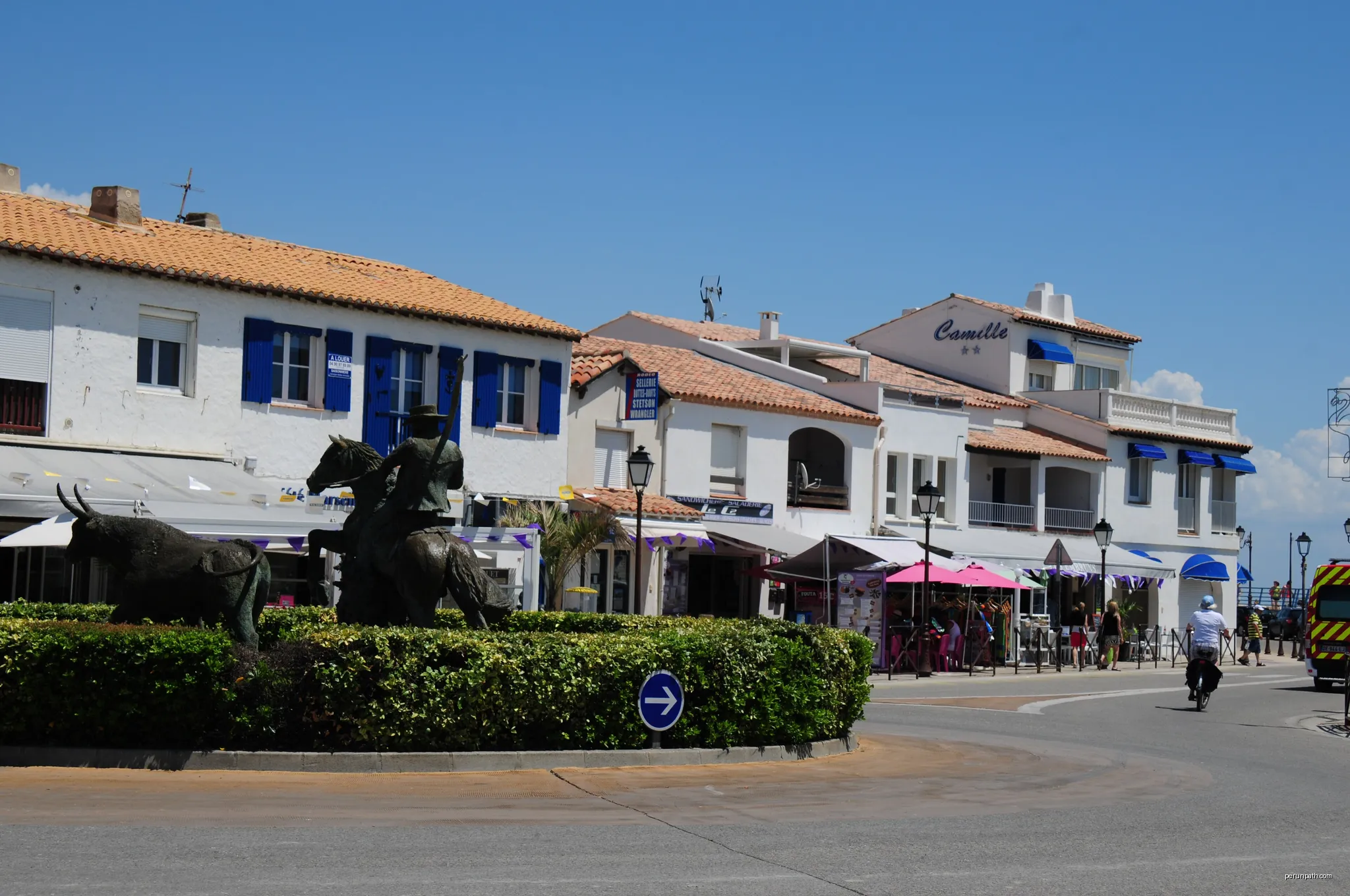 Center and boulevard of Saintes-marie-de-la mer | Autor: Henk Monster | Licencja: CC BY 3.0 | Źródło: Wikimedia Commons