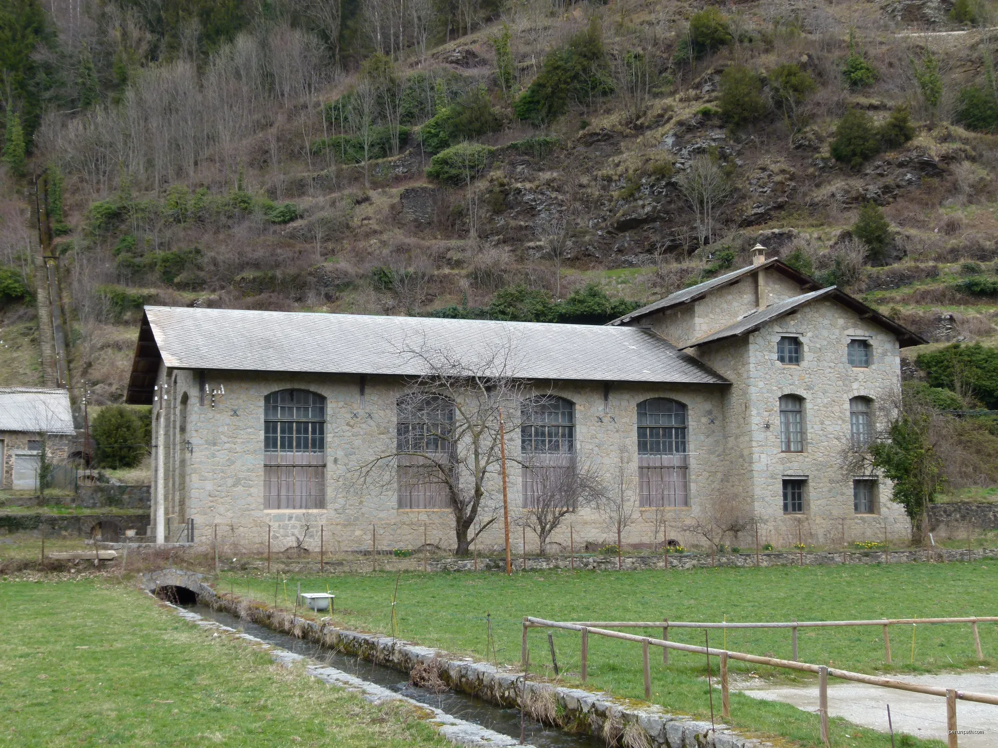 Central Elèctrica (Vilallonga de Ter) | Autor: Jordiipa (talk) | Licencja: CC BY-SA 3.0 | Źródło: Wikimedia Commons
