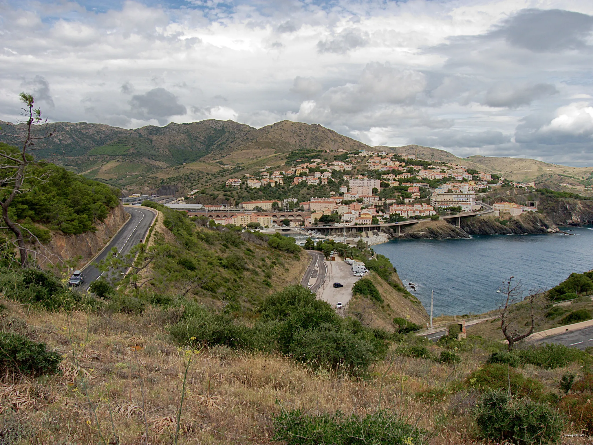 Route d'Espagne, Cerbère (Pyrénées-Orientales, Languedoc-Roussillon, France) | Autor: Bertrand GRONDIN  → (Talk) | Licencja: CC BY-SA 3.0 | Źródło: Wikimedia Commons