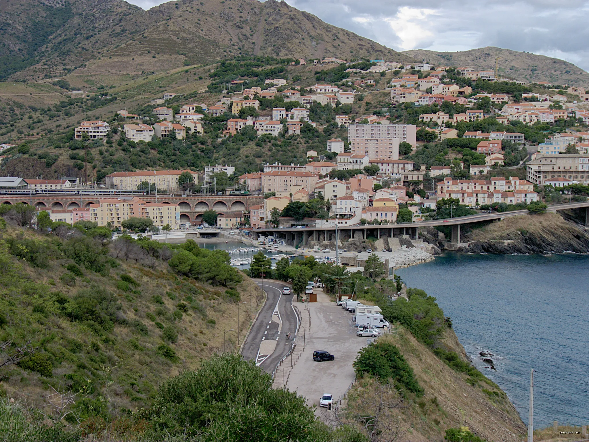 Parking à côté de la route d'Espagne, Cerbère (Pyrénées-Orientales, Languedoc-Roussillon, France) | Autor: Bertrand GRONDIN  → (Talk) | Licencja: CC BY-SA 3.0 | Źródło: Wikimedia Commons