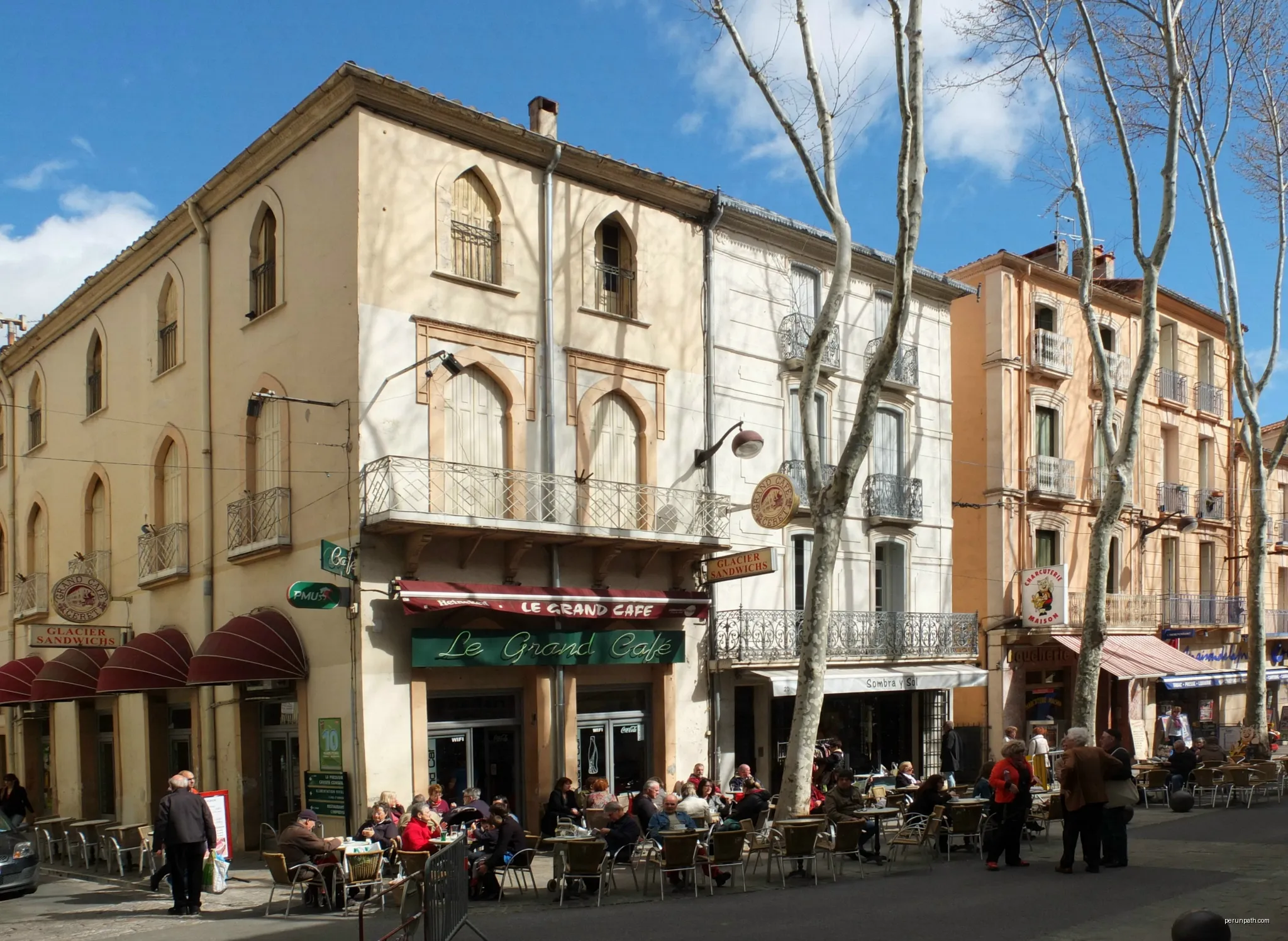 The Grand Café in Céret, France, view from S | Autor: Palauenc05 | Licencja: CC BY-SA 4.0 | Źródło: Wikimedia Commons