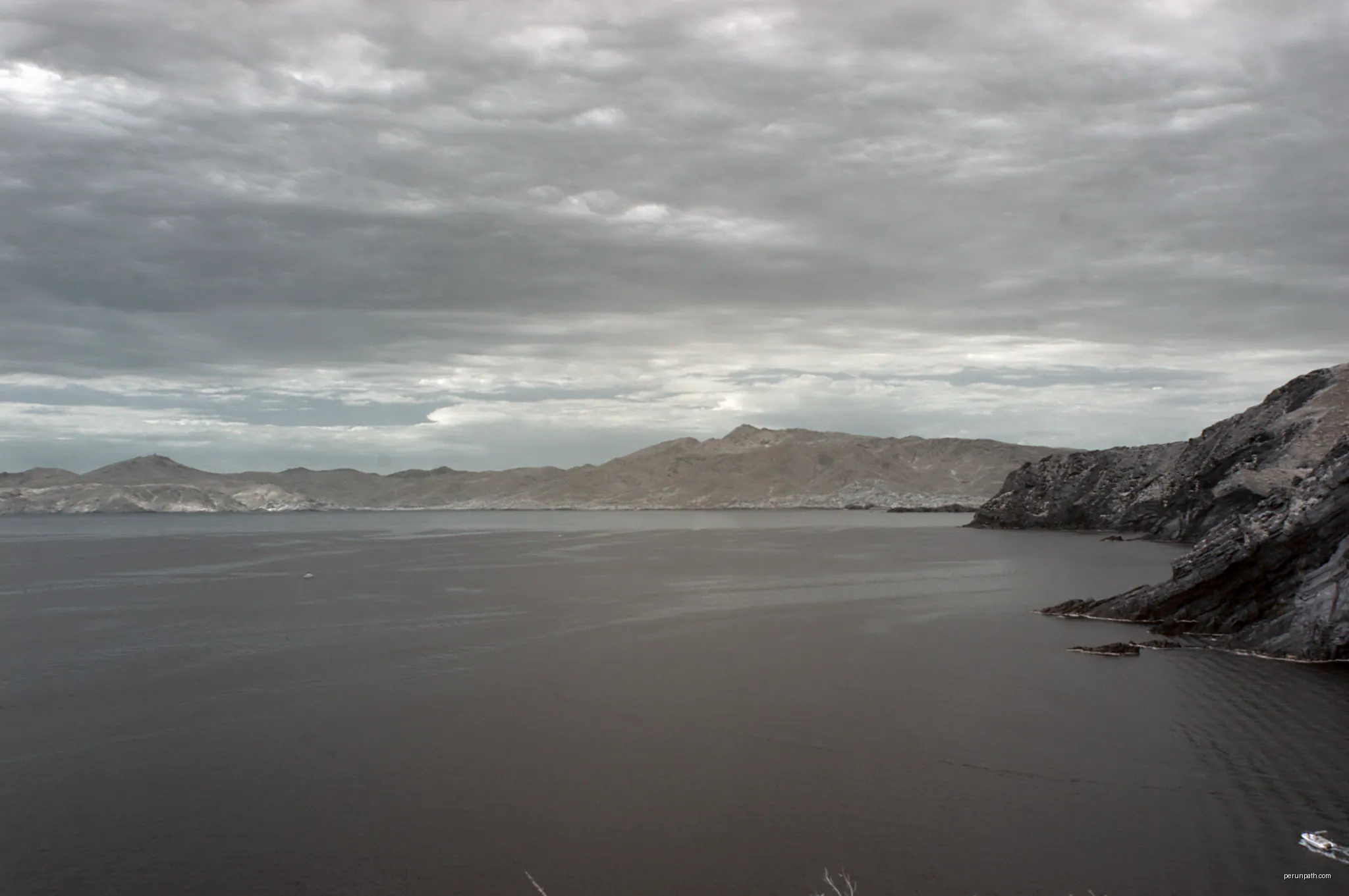Parc naturel de cap de Creus depuis cap Cerbère, Cerbère (Pyrénées-Orientales, Languedoc-Roussillon, France) photographiée avec un filtre infrarouge 720 nm. | Autor: Bertrand GRONDIN  → (Talk) | Licencja: CC BY-SA 3.0 | Źródło: Wikimedia Commons