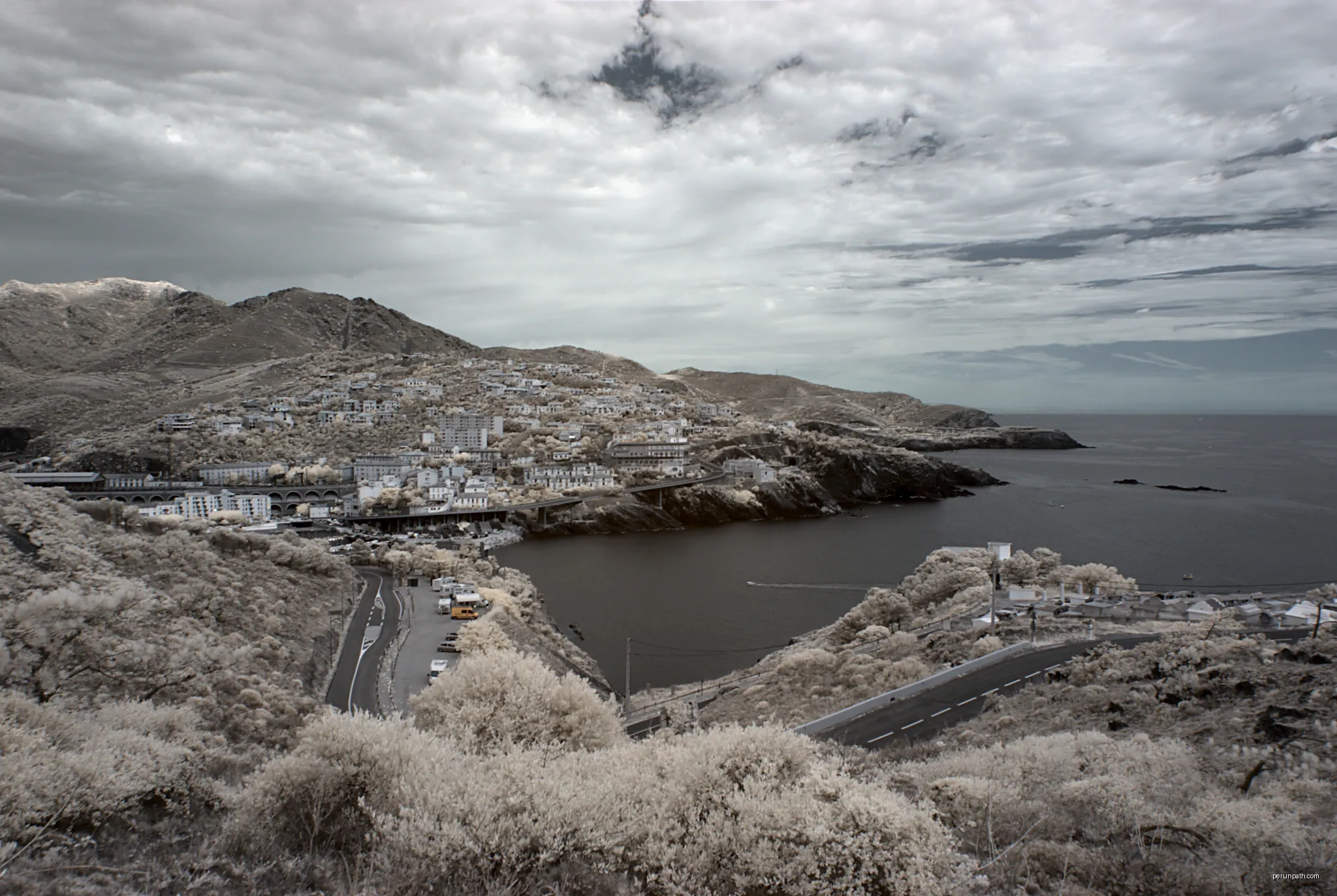 Vue générale, Cerbère (Pyrénées-Orientales, Languedoc-Roussillon, France) photographiée avec un filtre infrarouge 720 nm. | Autor: Bertrand GRONDIN  → (Talk) | Licencja: CC BY-SA 3.0 | Źródło: Wikimedia Commons