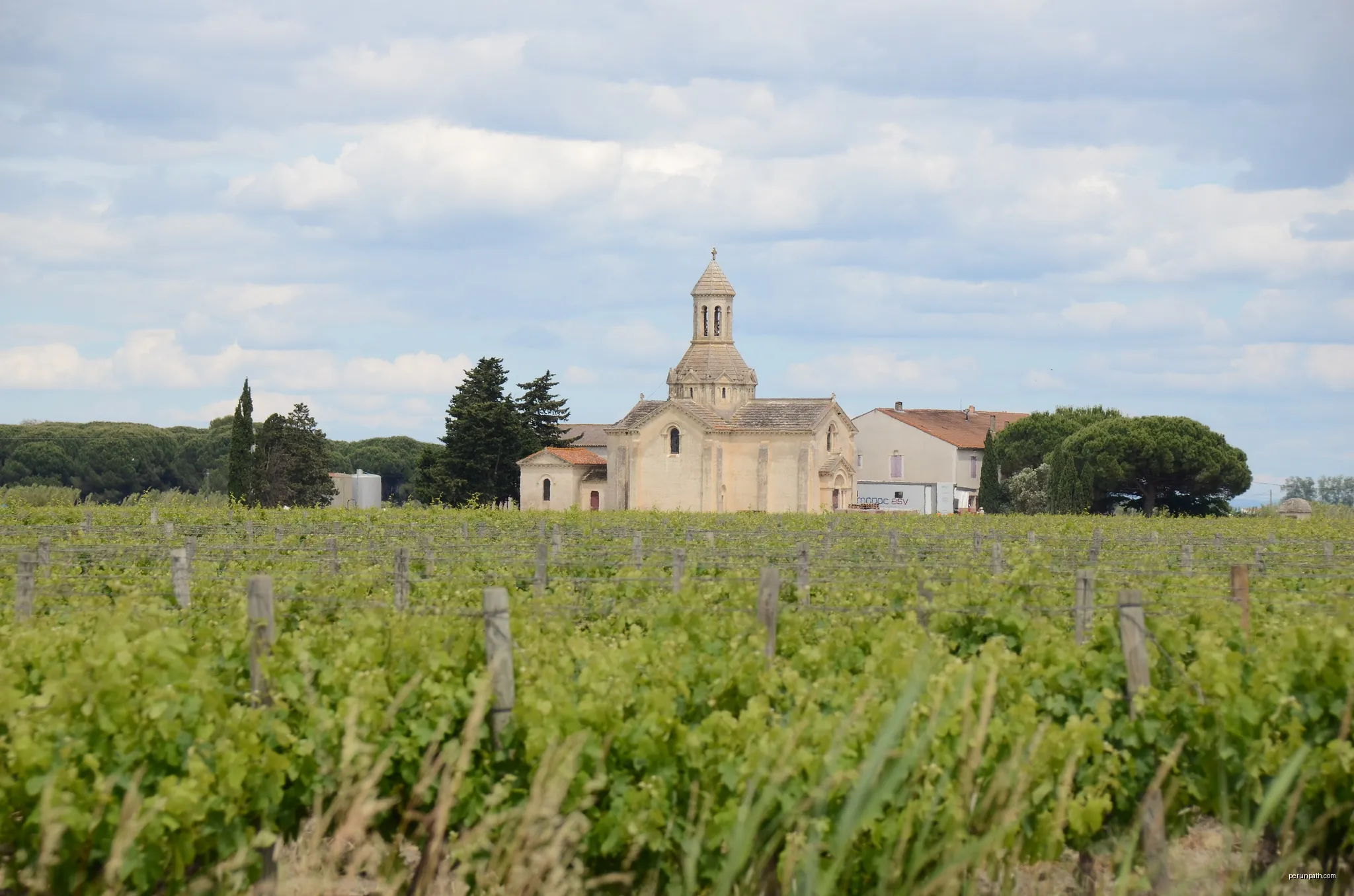 Chapel inmidst the vineyards at the Camargue Mont Calme France | Autor: Henk Monster | Licencja: CC BY 3.0 | Źródło: Wikimedia Commons