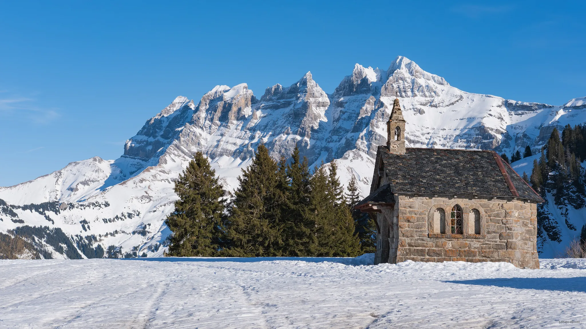 The Chapel of Les Crosets and the Dents du Midi, Val-d'Illiez, Switzerland. The chapel was blessed on 25 July 1926 ("Val d'Illiez". Le Nouvelliste (in French). 1926-07-22.). | Autor: Christian David | Licencja: CC BY-SA 4.0 | Źródło: Wikimedia Commons