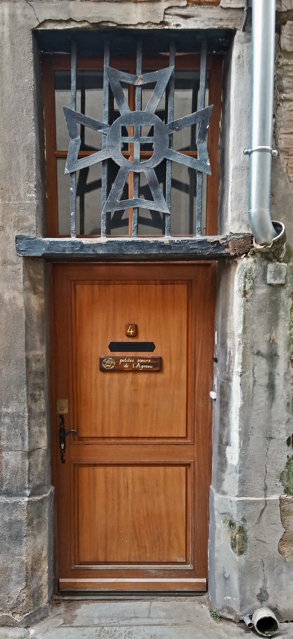 Our-Lady-of-Nazareth's chapel of Toulouse, the side door. | Autor: Didier Descouens | Licencja: CC BY-SA 4.0 | Źródło: Wikimedia Commons