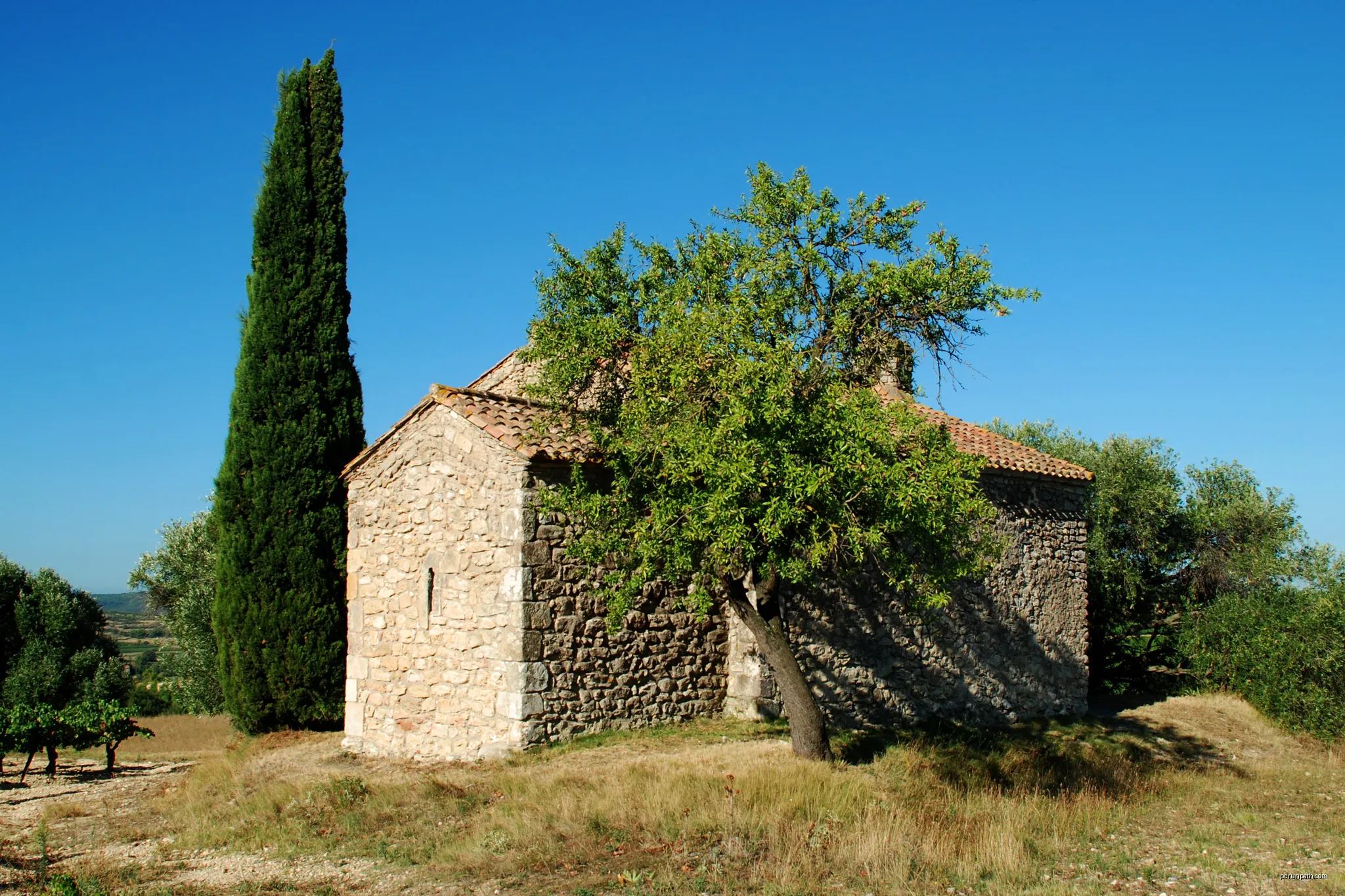 France - Languedoc - Aude - Moussan - chapelle Saint-Laurent (préroman) | Autor: EmDee | Licencja: CC BY-SA 4.0 | Źródło: Wikimedia Commons