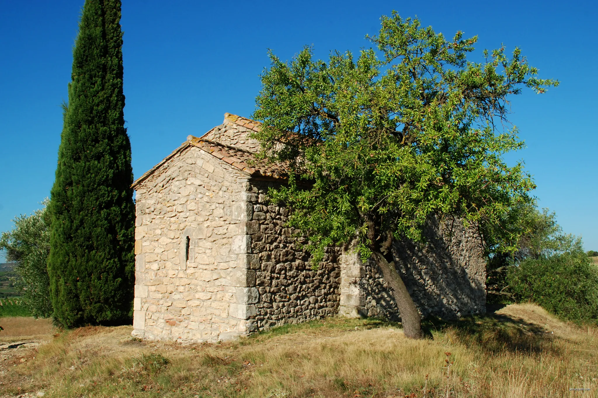 France - Languedoc - Aude - Moussan - chapelle Saint-Laurent (préroman) | Autor: EmDee | Licencja: CC BY-SA 4.0 | Źródło: Wikimedia Commons