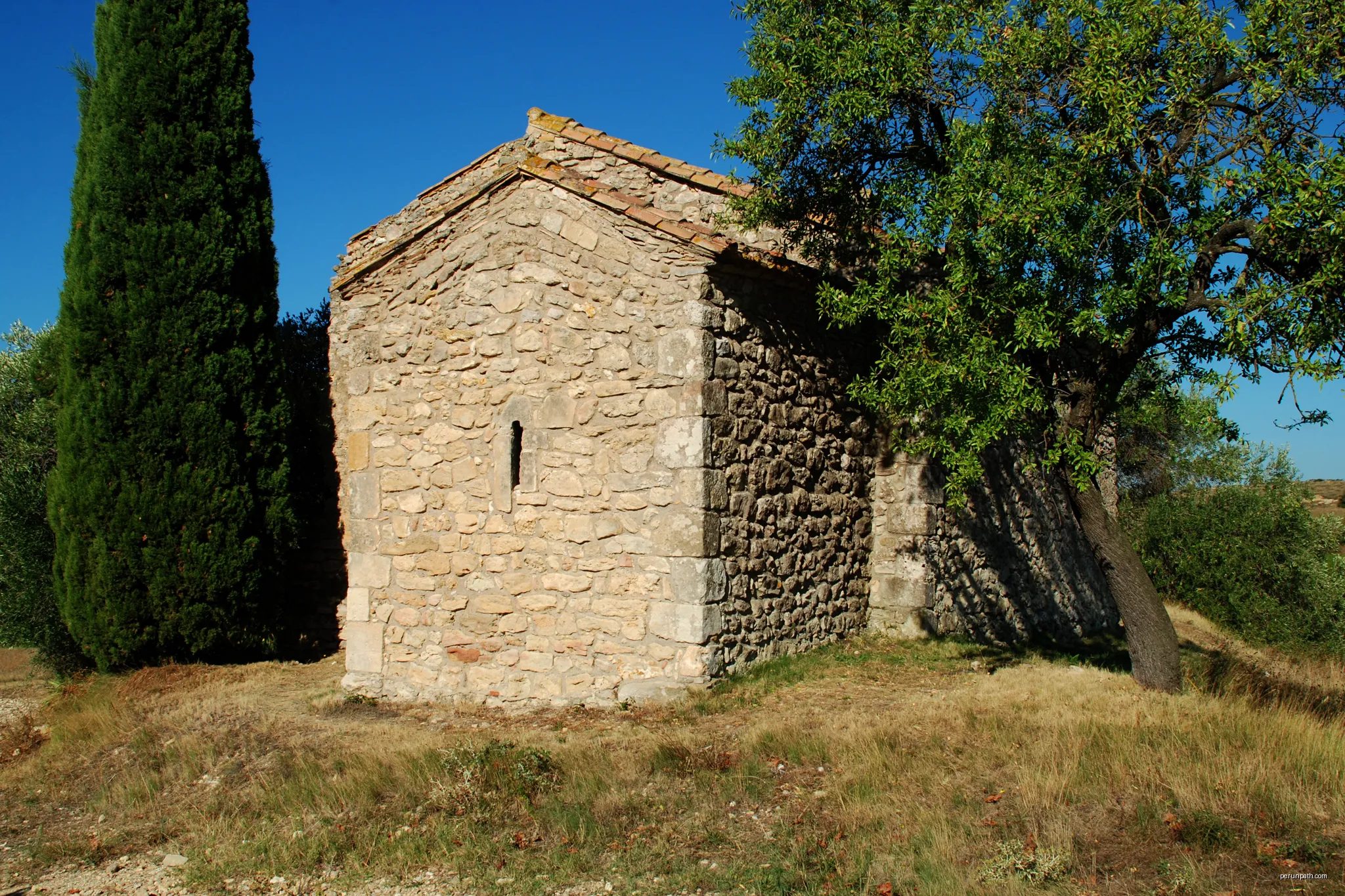 France - Languedoc - Aude - Moussan - chapelle Saint-Laurent (préroman) - chevet carré | Autor: EmDee | Licencja: CC BY-SA 4.0 | Źródło: Wikimedia Commons