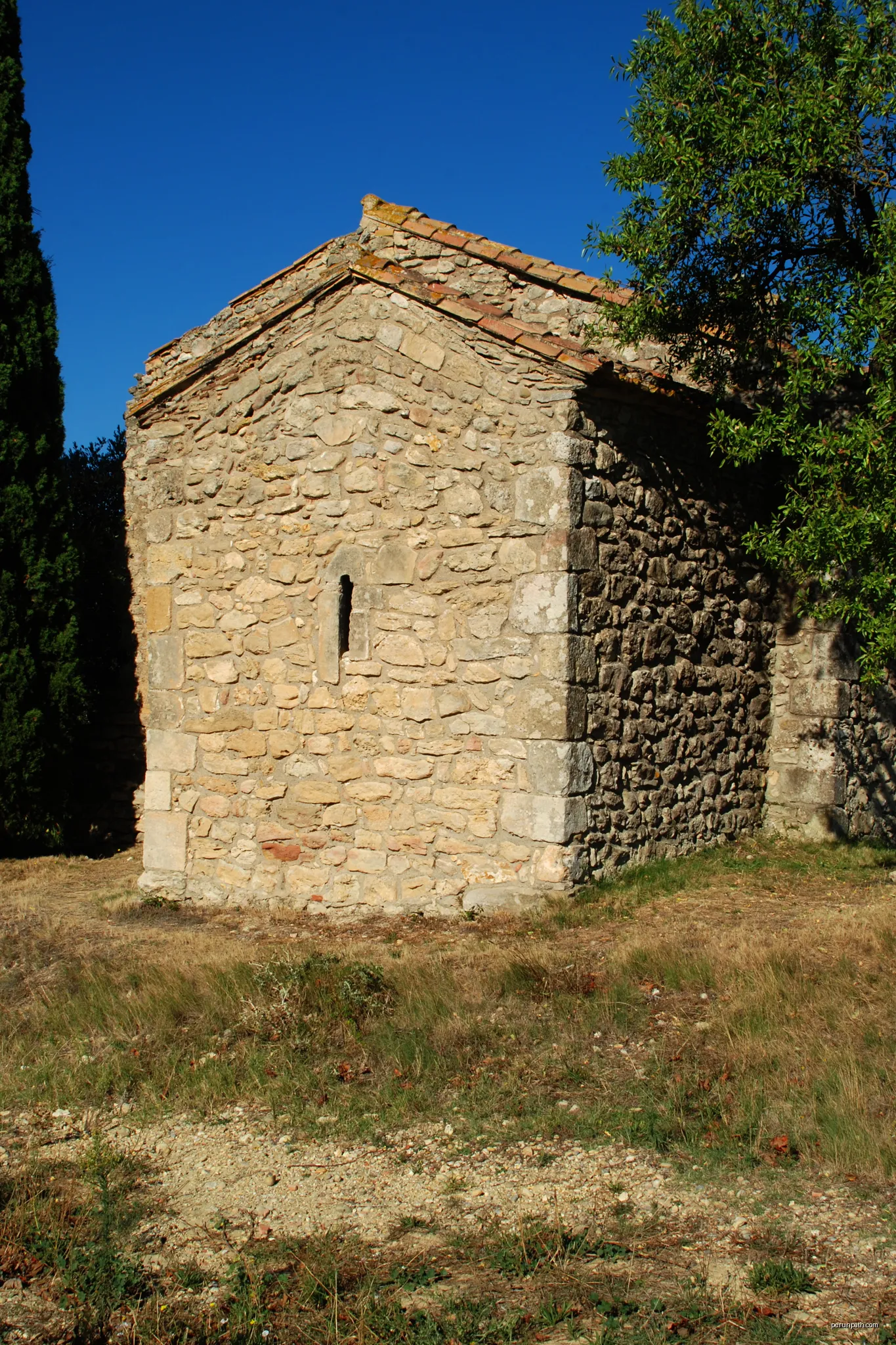 France - Languedoc - Aude - Moussan - chapelle Saint-Laurent (préroman) - chevet carré | Autor: EmDee | Licencja: CC BY-SA 4.0 | Źródło: Wikimedia Commons