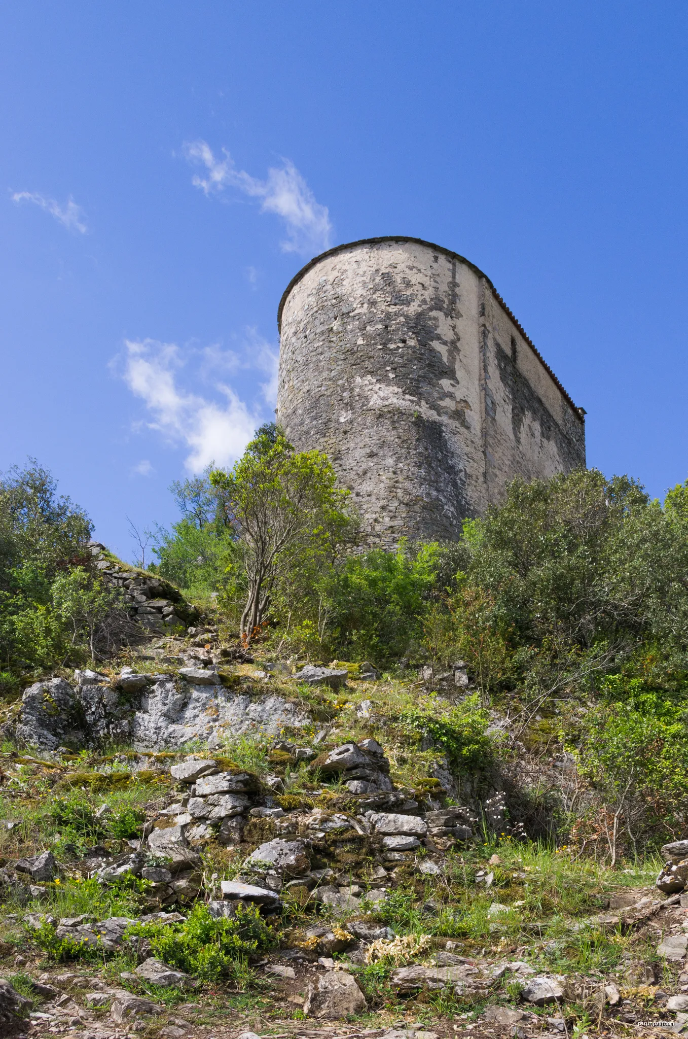 Saint-Michel Chapel, part of the Ruines de Mourcairol. Les Aires, Hérault, France. Haut-Languedoc Regional Natural Park. | Autor: Christian Ferrer | Licencja: CC BY-SA 4.0 | Źródło: Wikimedia Commons