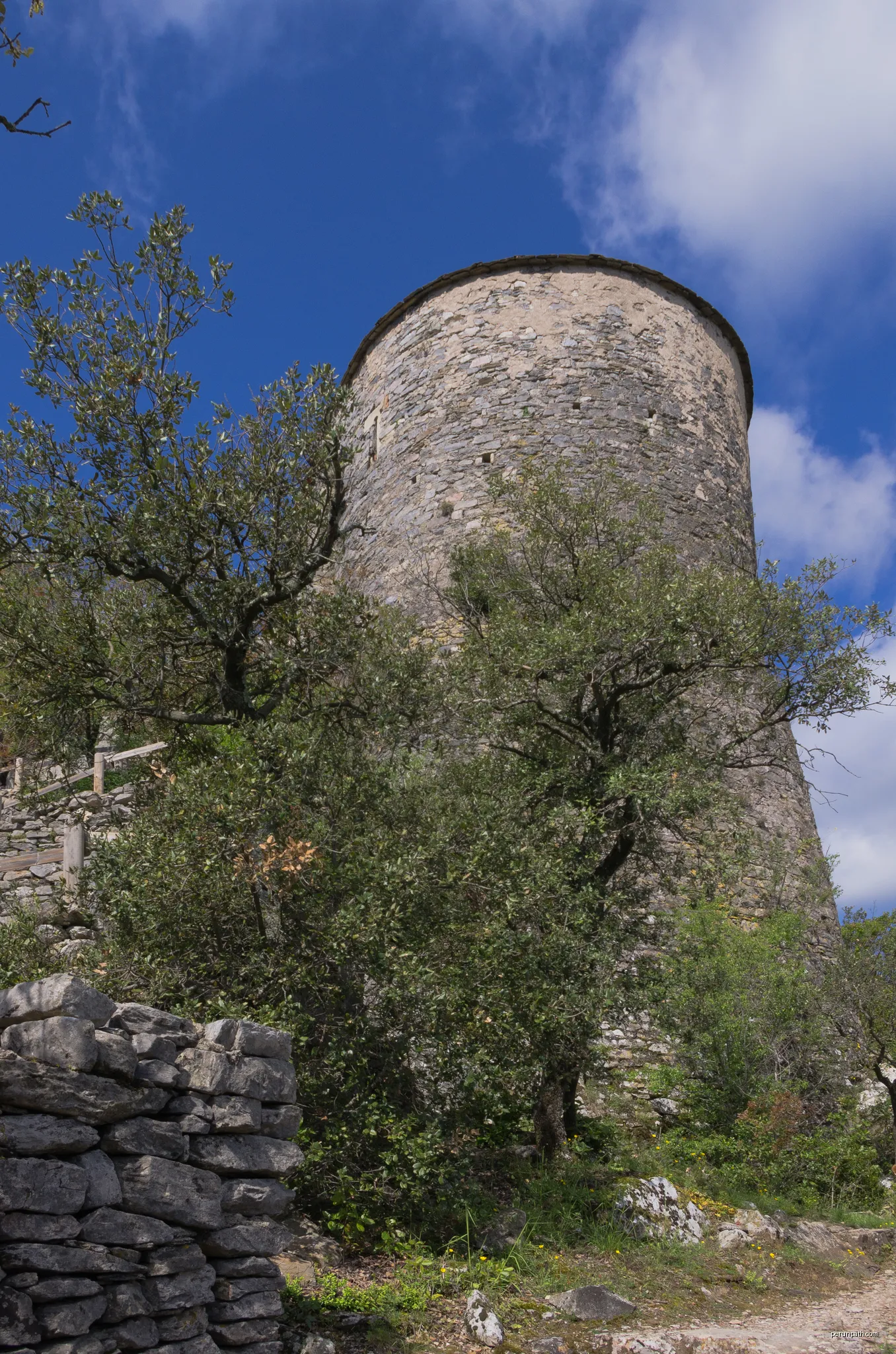 Saint-Michel Chapel, part of the Ruines de Mourcairol. Les Aires, Hérault, France. Haut-Languedoc Regional Natural Park. | Autor: Christian Ferrer | Licencja: CC BY-SA 4.0 | Źródło: Wikimedia Commons