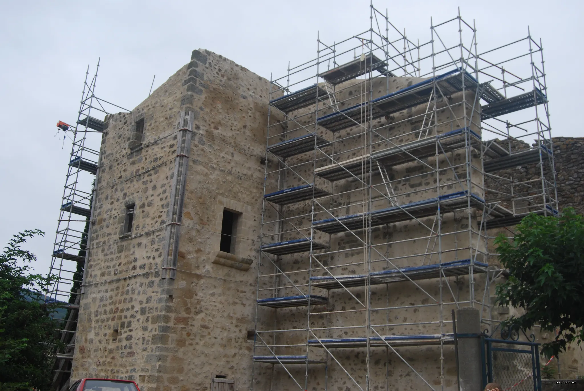Le château de Bugarach, Aude, en rénovation à l'été 2011. | Autor: Kvardek du | Licencja: CC BY-SA 3.0 | Źródło: Wikimedia Commons