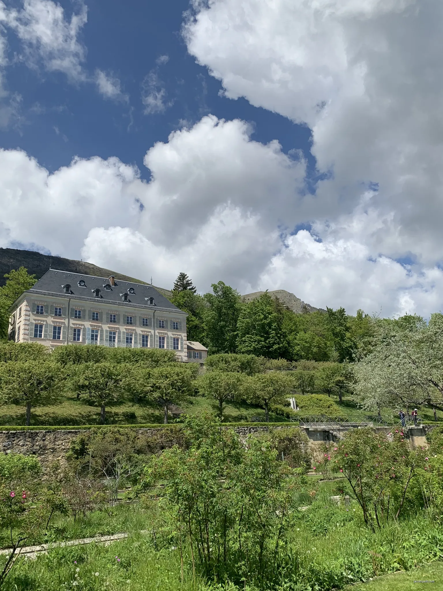 Chateau de charance avec le jardin | Autor: OT Gap Tallard Vallées | Licencja: CC BY-SA 4.0 | Źródło: Wikimedia Commons