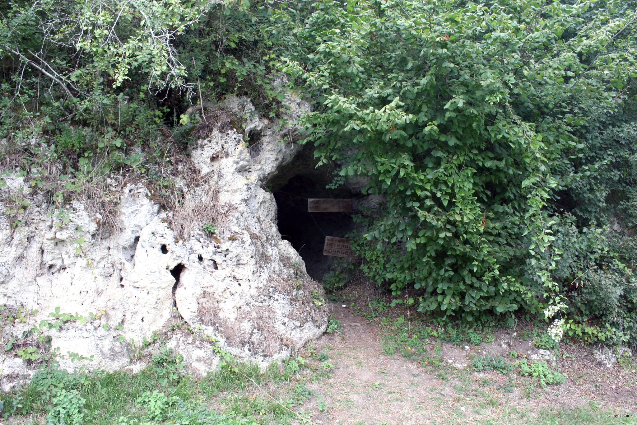 La Grotte des Fées archaeological site (Allier, France), type site of Châtelperronian  culture | Autor: 120 (V. Mourre / Inrap) | Licencja: CC BY-SA 4.0 | Źródło: Wikimedia Commons