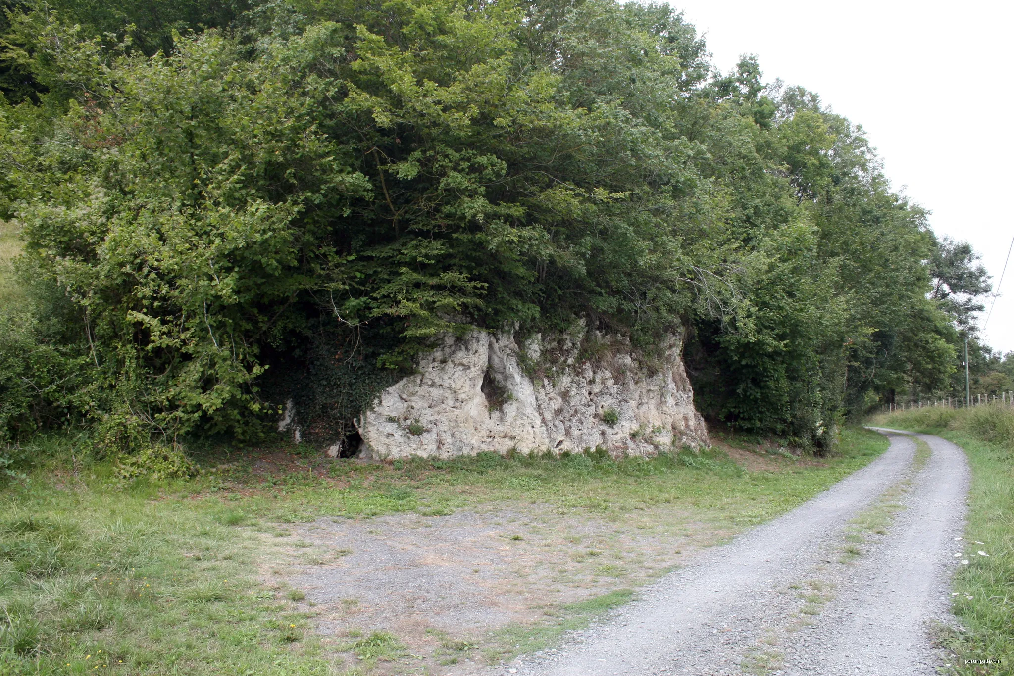 La Grotte des Fées archaeological site (Allier, France), type site of Châtelperronian  culture | Autor: 120 (V. Mourre / Inrap) | Licencja: CC BY-SA 4.0 | Źródło: Wikimedia Commons