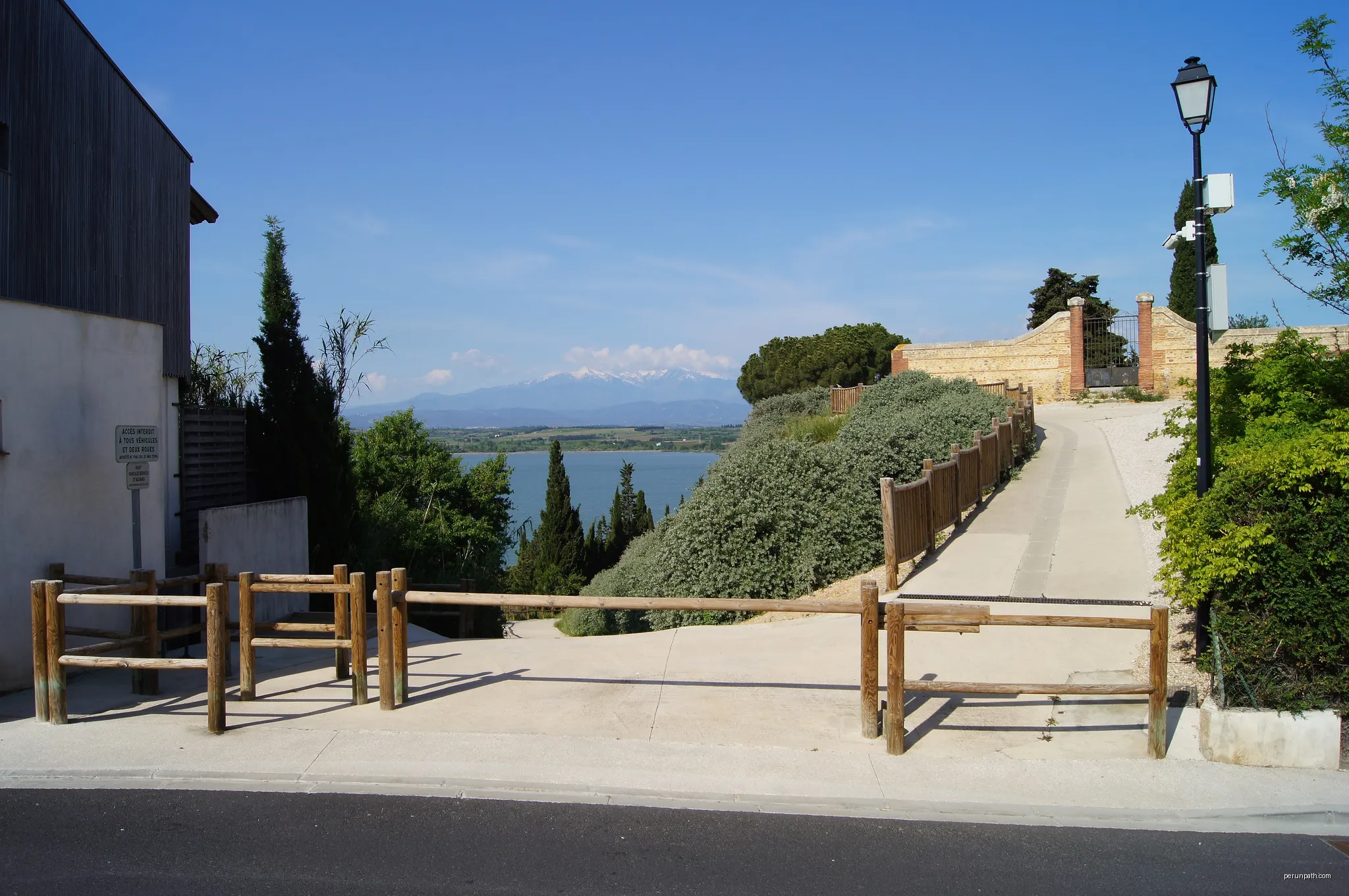 Chemin d'accès au vieux cimetière et à la table d'orientation à Villeneuve-de-la-Raho | Autor: LySioS | Licencja: CC BY-SA 4.0 | Źródło: Wikimedia Commons