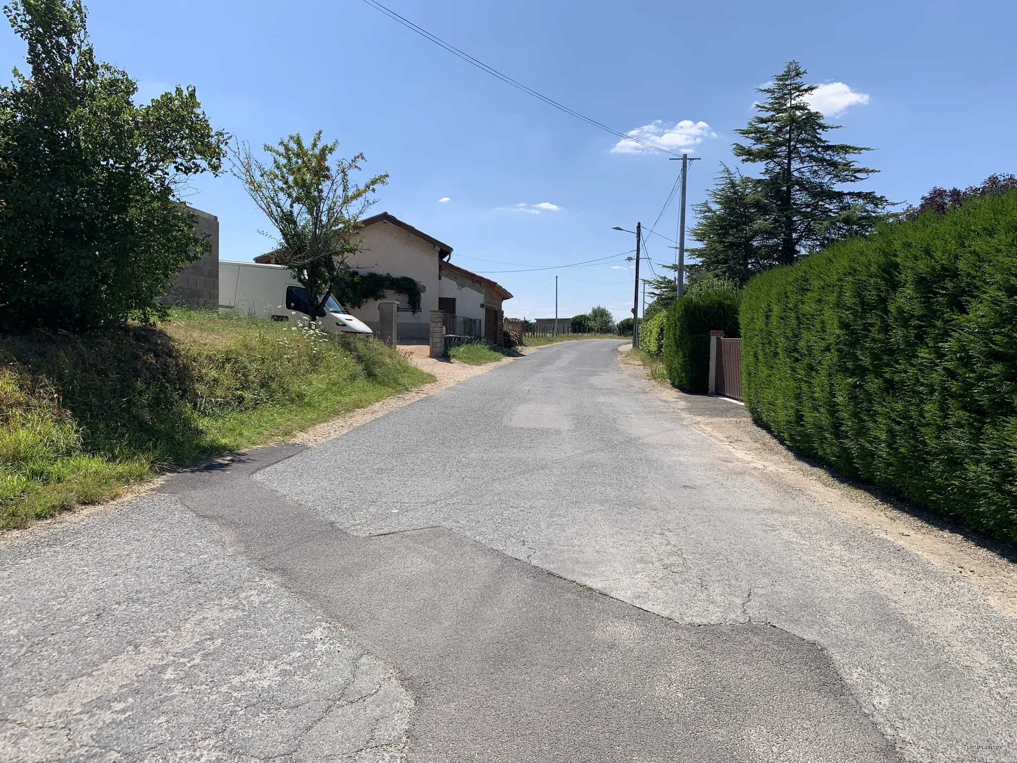 Chemin de Ronde, Bâgé-le-Châtel. | Autor: Chabe01 | Licencja: CC BY-SA 4.0 | Źródło: Wikimedia Commons