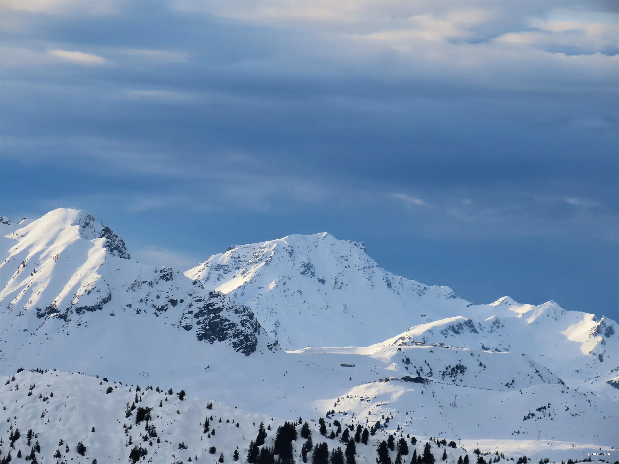 Le Cheval Noir depuis les pistes de ski de Pralognan-la-Vanoise, Savoie, France | Autor: Rémih | Licencja: CC BY-SA 4.0 | Źródło: Wikimedia Commons