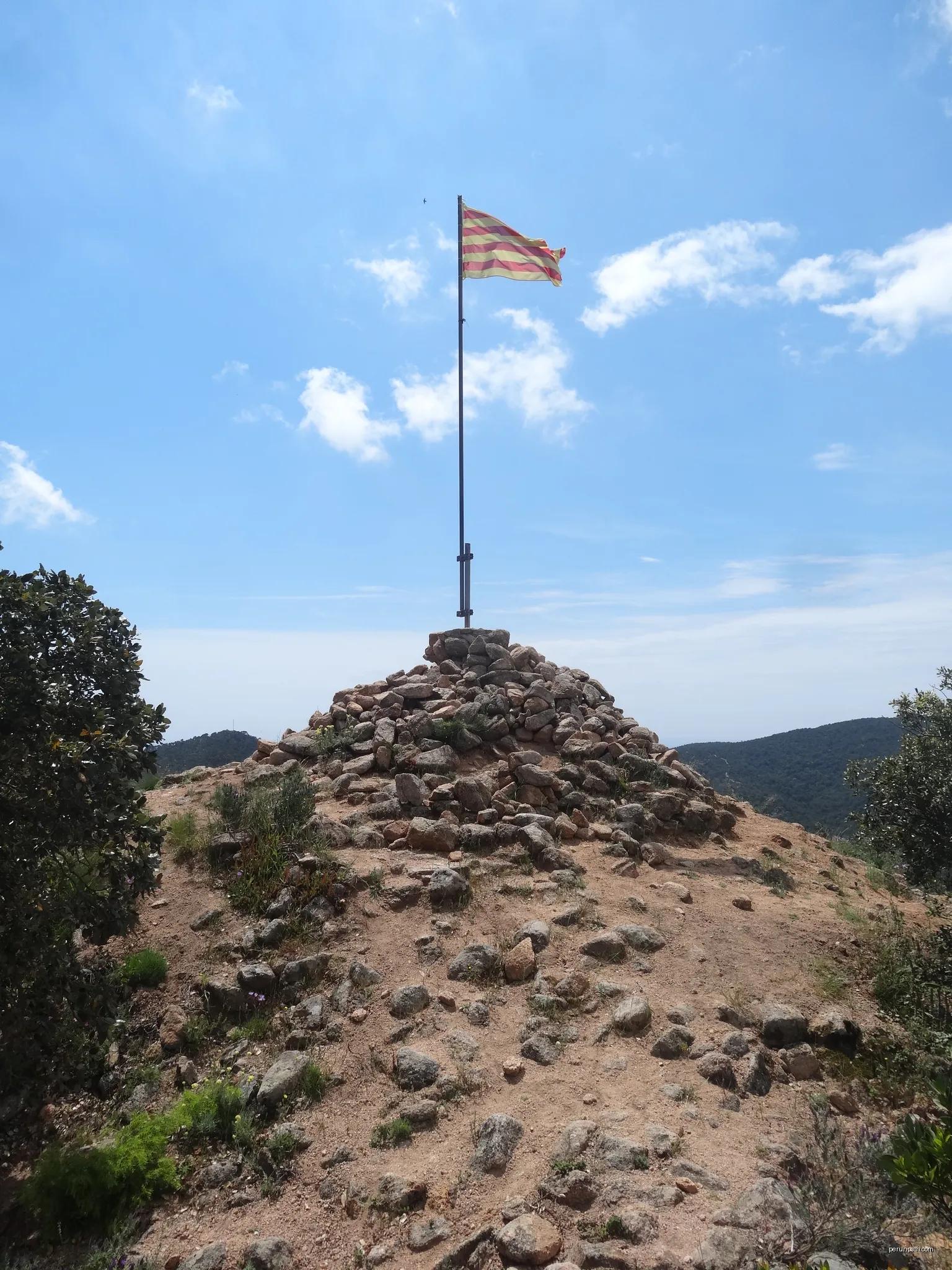 Cim del Montclar (maig 2013) | Autor: EliziR | Licencja: CC BY-SA 3.0 | Źródło: Wikimedia Commons