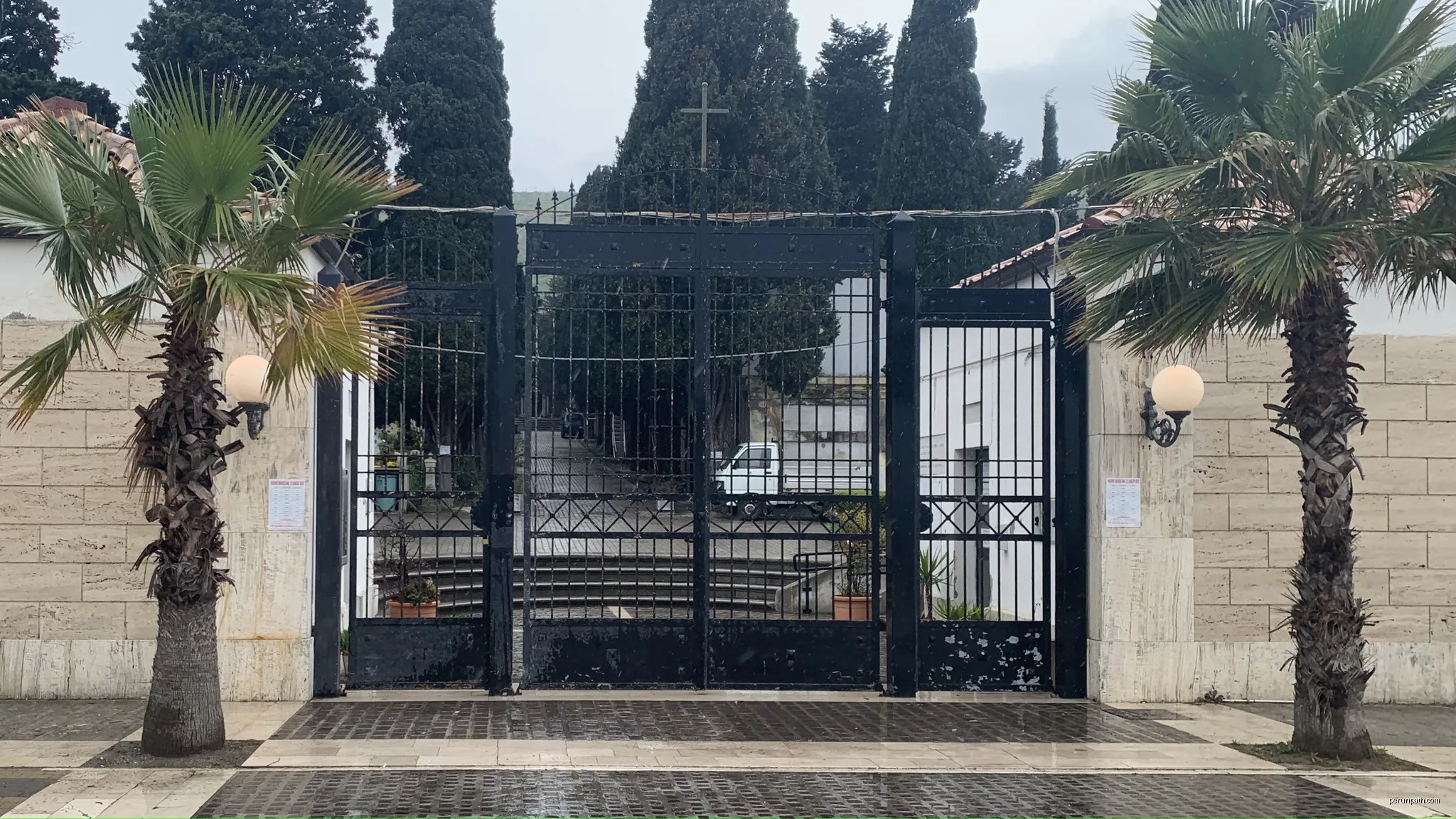 Ingresso principale del cimitero monumentale di Crotone | Autor: RennyDJ | Licencja: CC BY-SA 4.0 | Źródło: Wikimedia Commons