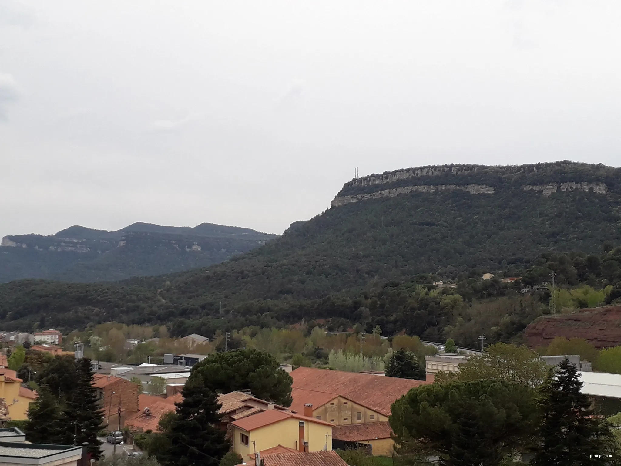 Cingles del Cerdà, des de la urbanització de la Font dels Enamorats | Autor: Wikiwiki | Licencja: CC BY-SA 4.0 | Źródło: Wikimedia Commons