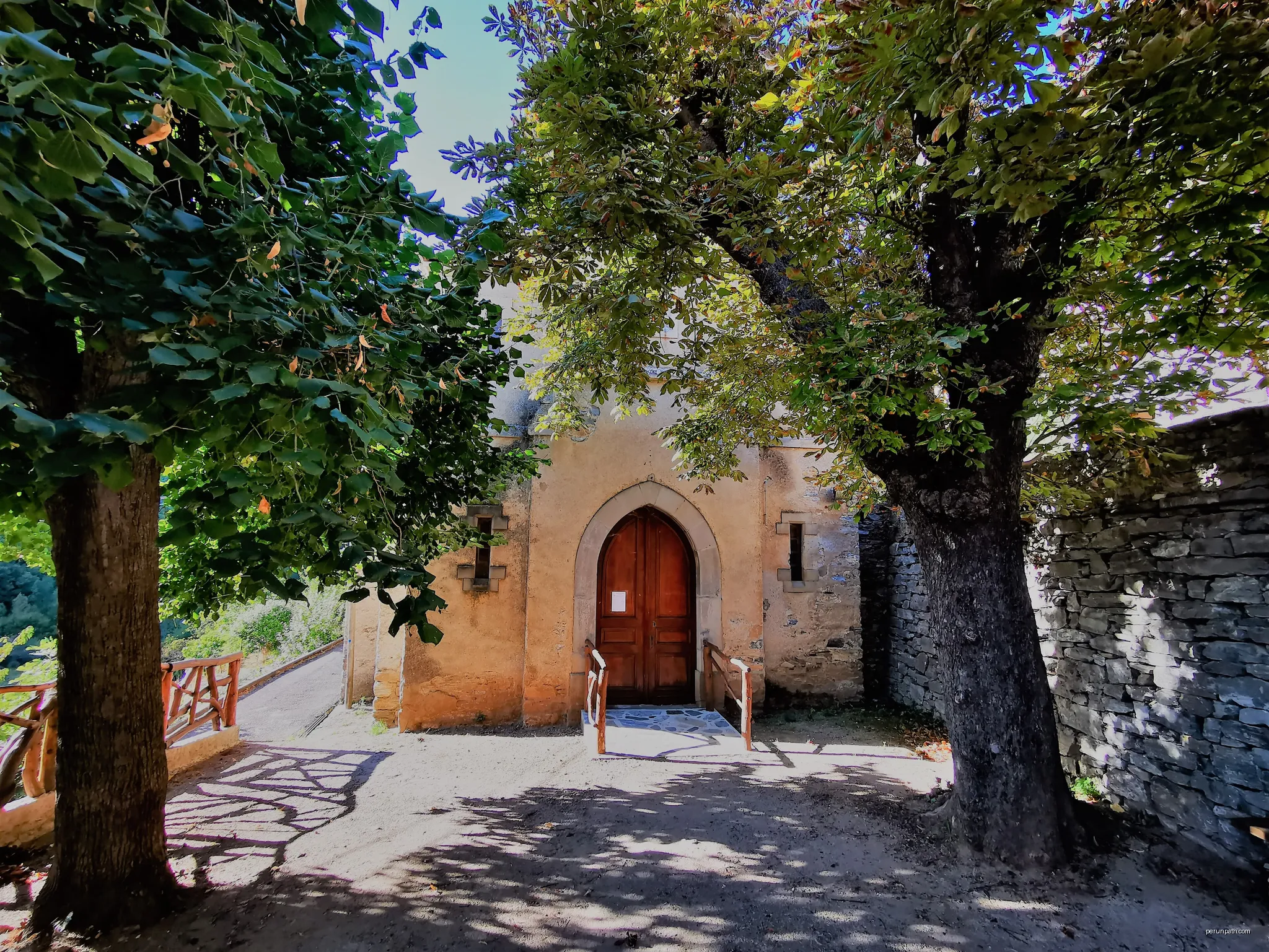 Citou (Aude). Entrée de l'église Saint-Jean-Baptiste. | Autor: GilPe | Licencja: CC BY-SA 4.0 | Źródło: Wikimedia Commons