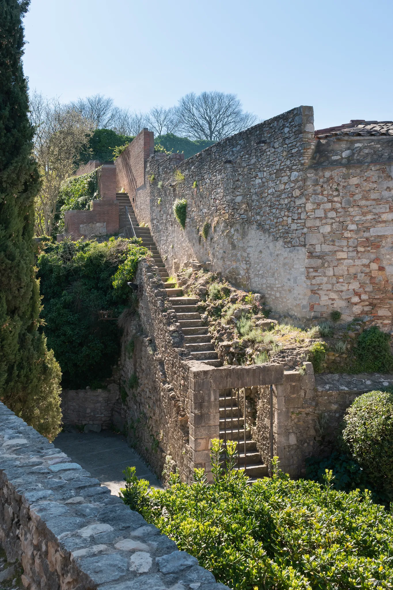 City walls of Girona, Catalonia, Spain | Autor: Krzysztof Golik | Licencja: CC BY-SA 4.0 | Źródło: Wikimedia Commons
