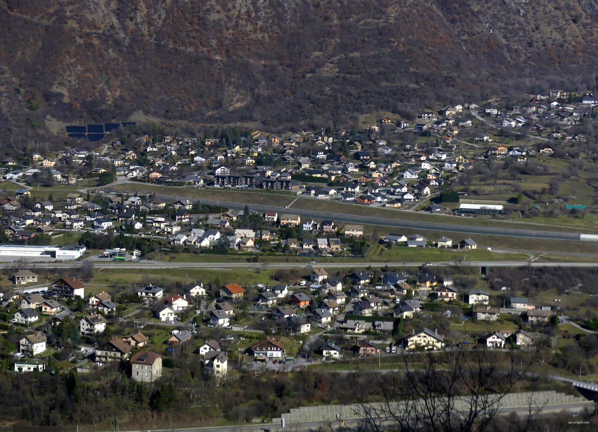 Sight, from the surroundings of Le Bochet village, of Claret village part of Saint-Julien-Mont-Denis commune, in Maurienne valley, Savoie, France. | Autor: Florian Pépellin | Licencja: CC BY-SA 4.0 | Źródło: Wikimedia Commons