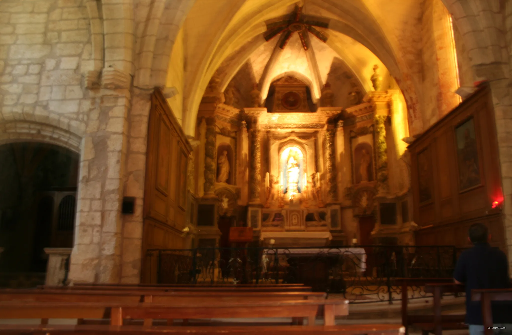 Clermont-l'Hérault (Hérault) - Chapelle de Notre-Dame du Peyrou - chœur. | Autor: Fagairolles 34 | Licencja: CC BY-SA 4.0 | Źródło: Wikimedia Commons
