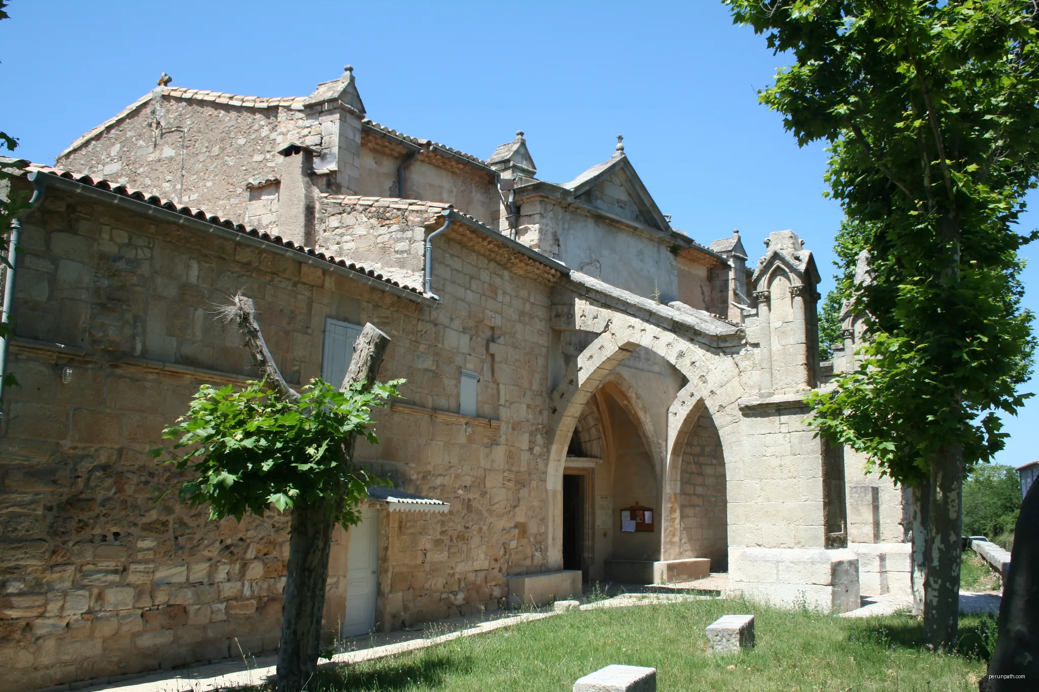 Clermont-l'Hérault (Hérault) - Chapelle de Notre-Dame du Peyrou - façade méridionale et entrée. | Autor: Fagairolles 34 | Licencja: CC BY-SA 4.0 | Źródło: Wikimedia Commons