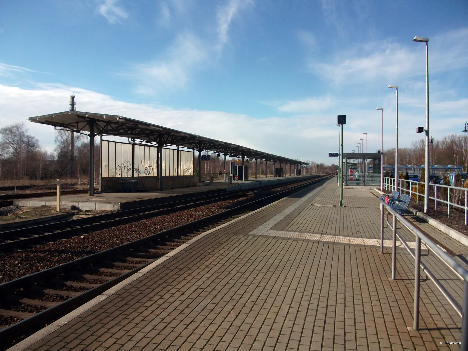Bahnsteige des Bahnhofs Arnsdorf (b Dresden) | Autor: Christian Liebscher (Platte) | Licencja: CC BY-SA 3.0 | Źródło: Wikimedia Commons
