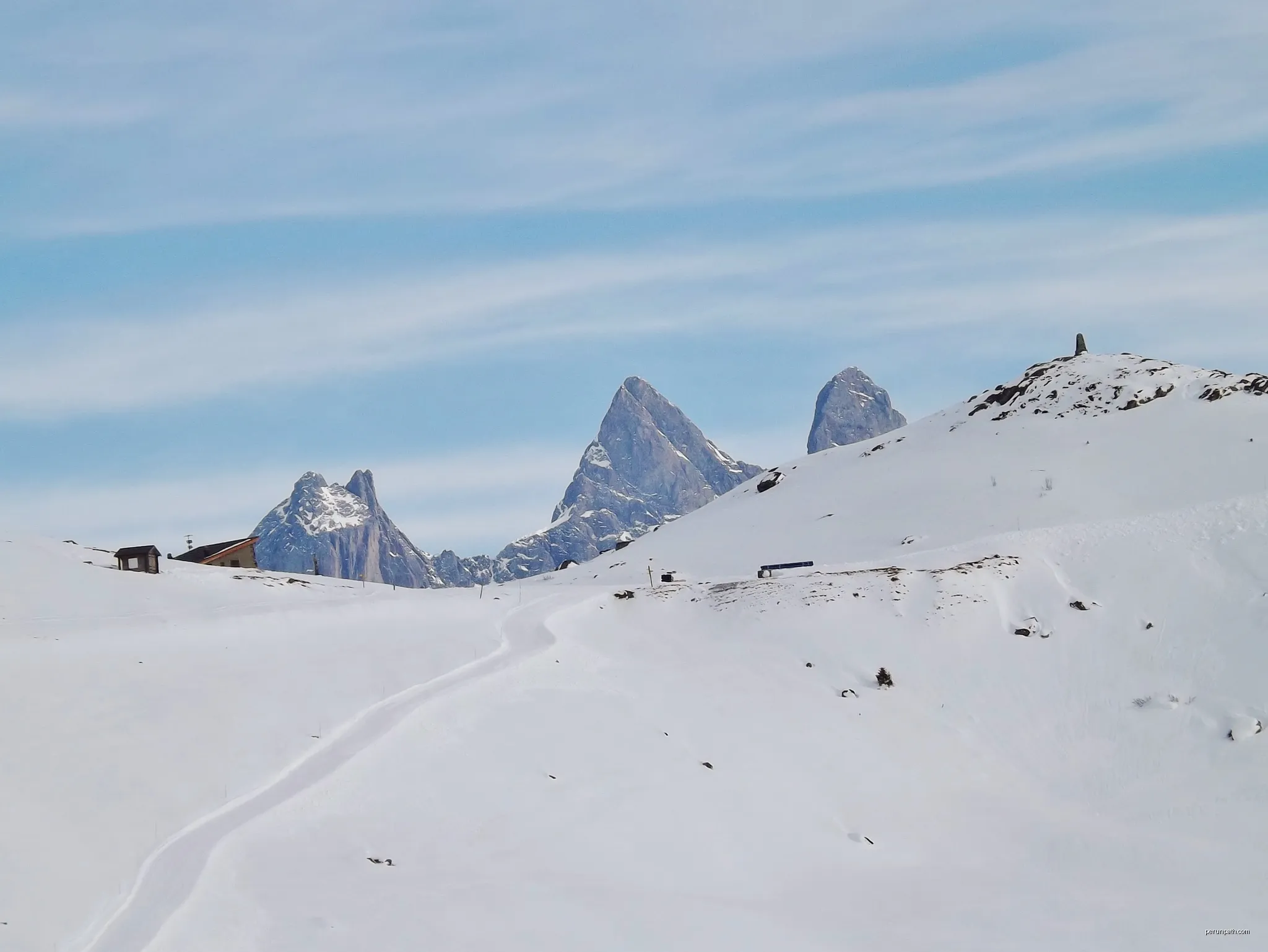 Sight of the col de la Croix-de-Fer pass (2,000 meters high), with the aiguilles d'Arves peaks (3,514 m) at the background, in Savoie, France. | Autor: Florian Pépellin | Licencja: CC BY-SA 3.0 | Źródło: Wikimedia Commons