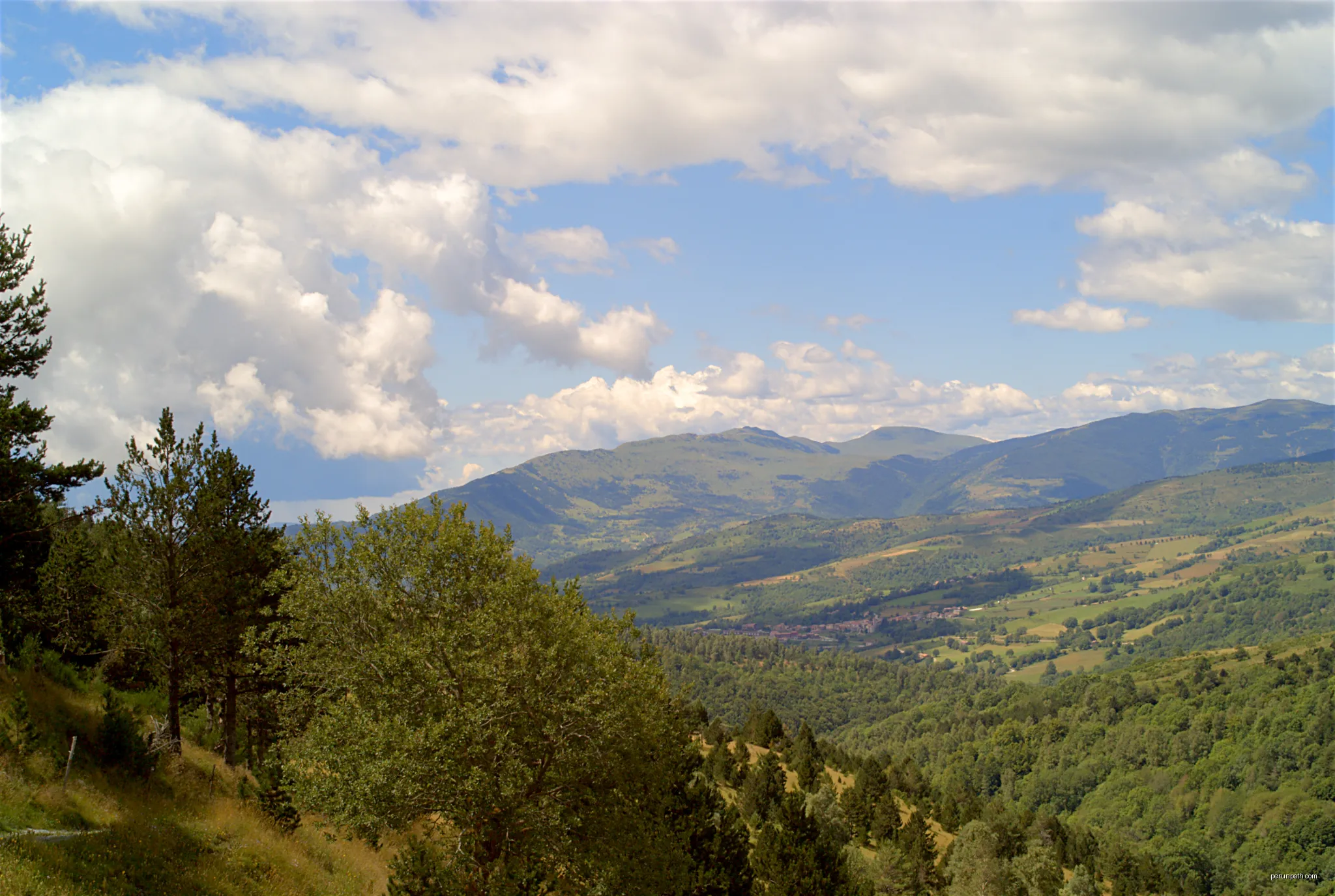 Val de Camprodon et Molló depuis le Col d'Ares, Prats-de-Mollo-la-Preste (Pyrénées-Orientales, Languedoc-Roussillon, France), Molló, (Ripollès, Catalogne, Espagne) | Autor: Bertrand GRONDIN  → (Talk) | Licencja: CC BY-SA 3.0 | Źródło: Wikimedia Commons