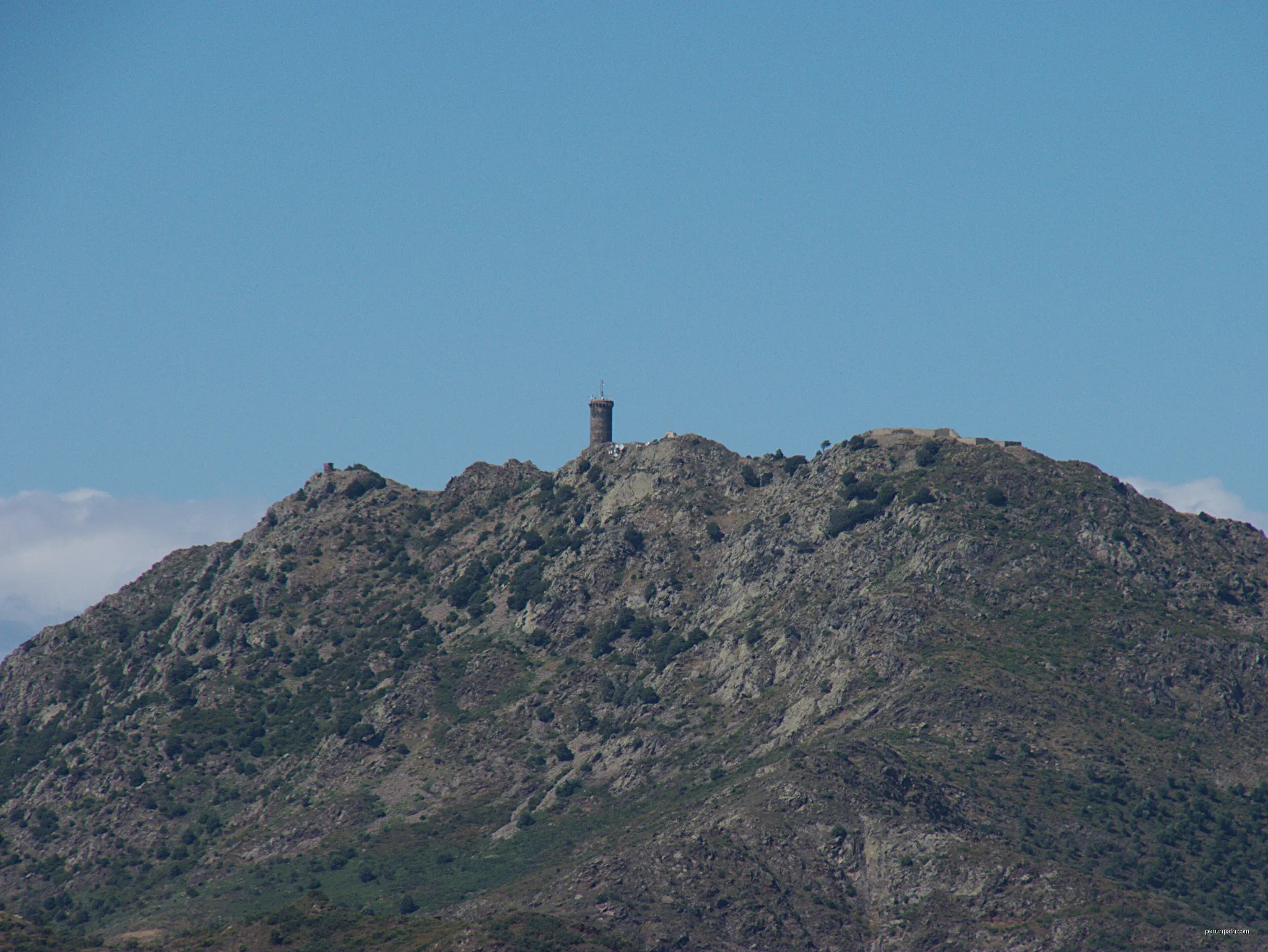 Torre de Maçana, col de Banyuls-sur-Mer,Banyuls-sur-Mer (Pyrénées-Orientales, Languedoc-Roussillon, France), Rabós (Haut-Ampurdan, Gérone, Catalogne, Espagne) | Autor: Bertrand GRONDIN  → (Talk) | Licencja: CC BY-SA 3.0 | Źródło: Wikimedia Commons