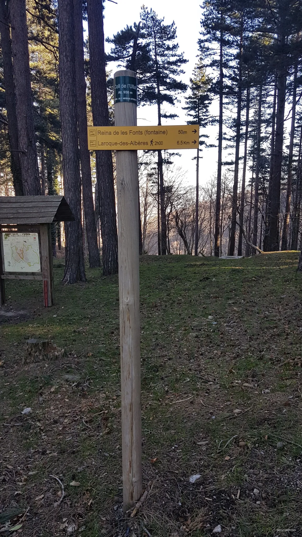 Panneaux indiquant les sentiers au départ du Coll de l'Ullat | Autor: Fabricio Cardenas | Licencja: CC BY-SA 4.0 | Źródło: Wikimedia Commons