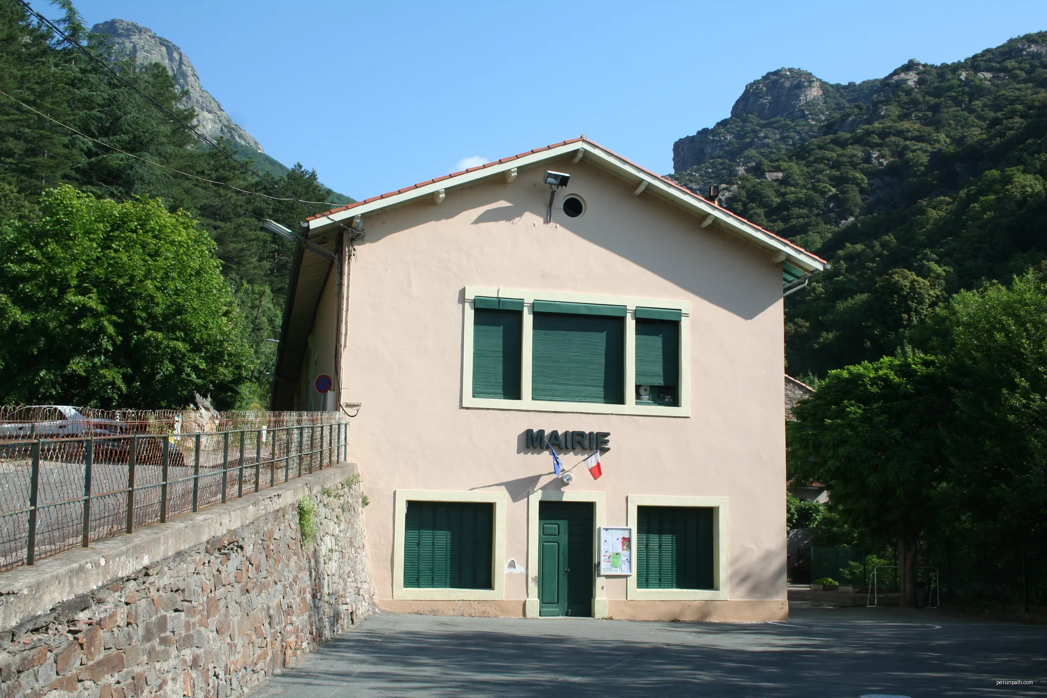 Colombières-sur-Orb (Hérault) -  mairie. | Autor: Fagairolles 34 | Licencja: CC BY-SA 4.0 | Źródło: Wikimedia Commons