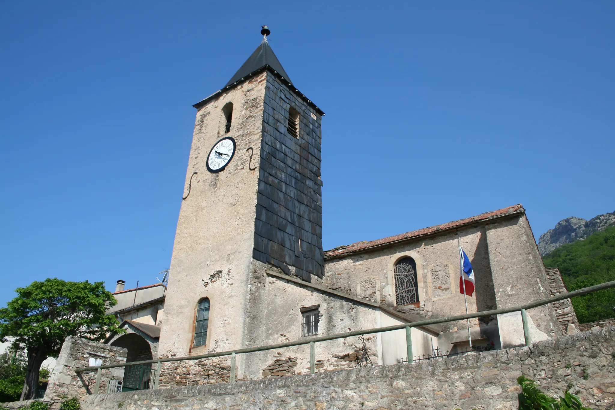 Colombières-sur-Orb (Hérault) - église Saint-Pierre. | Autor: Fagairolles 34 | Licencja: CC BY-SA 4.0 | Źródło: Wikimedia Commons