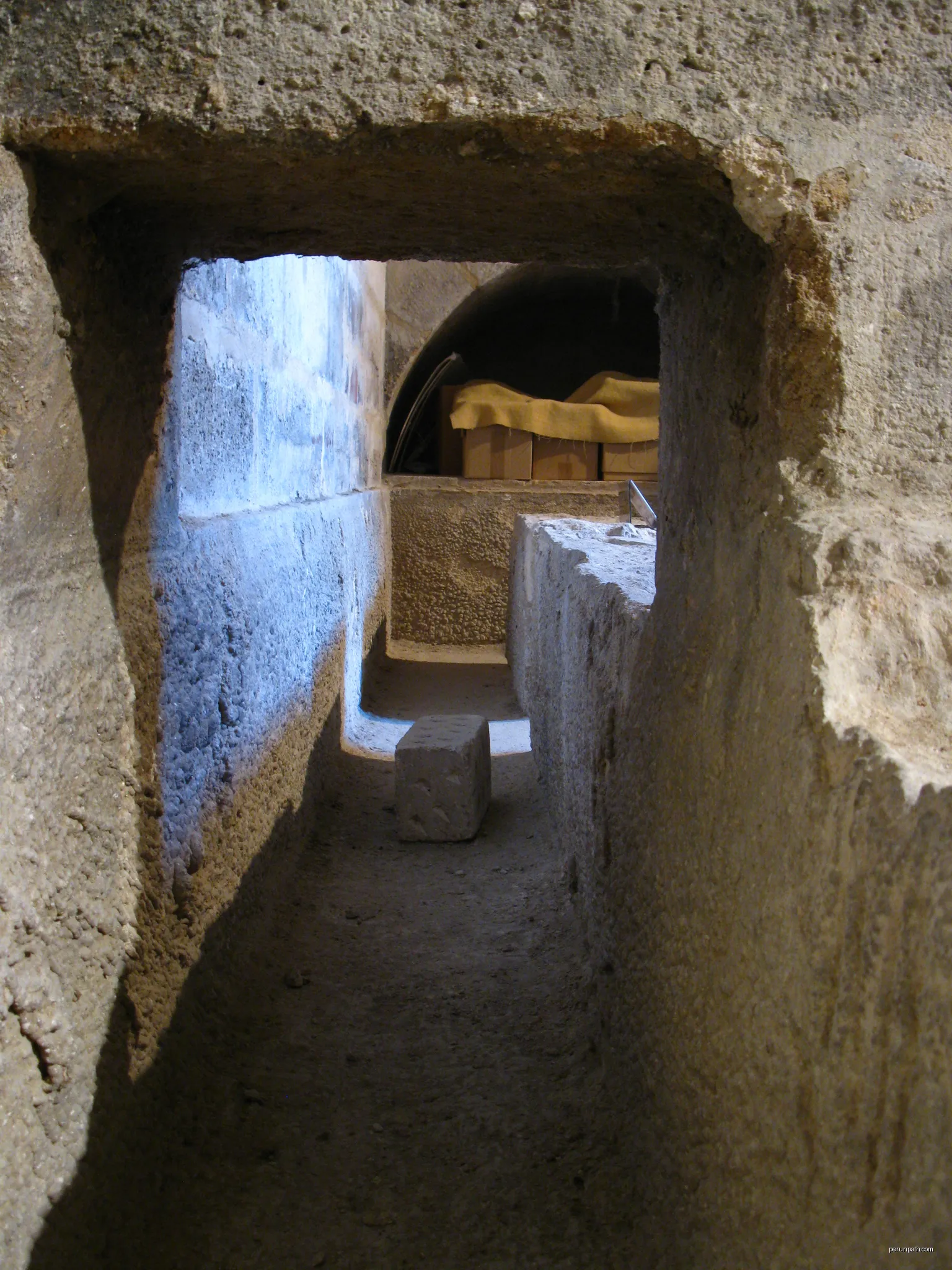 Communication entre le bassin de la reine et le bassin des carmélites dans la maison du fontainier (rue de l'Observatoire) | Autor: Racinaire | Licencja: CC BY-SA 3.0 | Źródło: Wikimedia Commons
