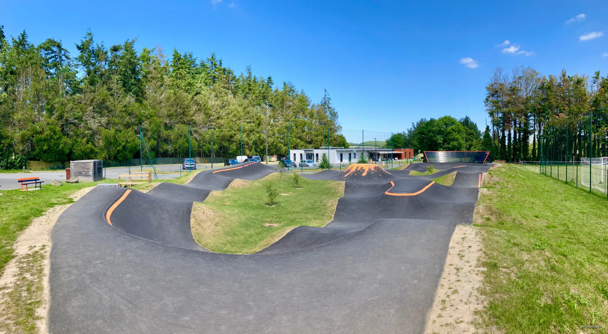 Le pumptrack de Corseul en Côtes d’Armor, inauguré le 19 avril 2024. Cette ondulation de terre et d'asphalte, offre aux vététistes et BMX un terrain de jeu technique et intense. | Autor: Rundvald | Licencja: CC BY-SA 4.0 | Źródło: Wikimedia Commons