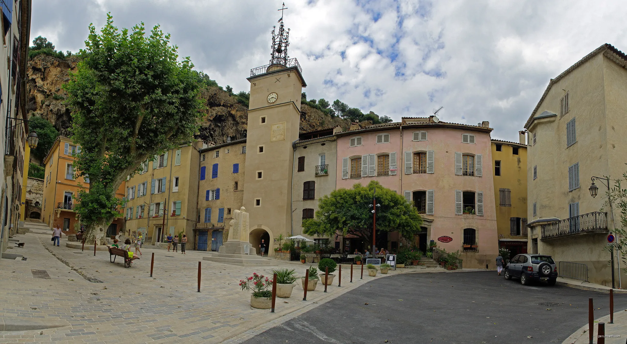 Cotignac | Autor: holadeejay for Panor… | Licencja: CC BY-SA 3.0 | Źródło: Wikimedia Commons